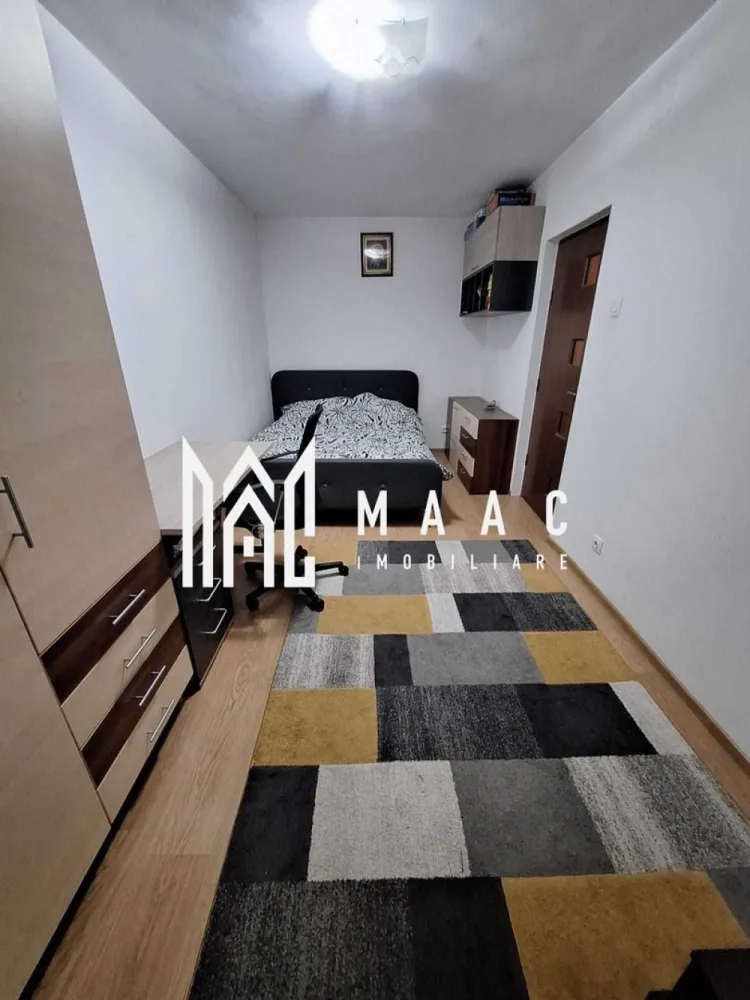 Apartament 3 camere | Ostroveni | Etaj 1 | Zona Hermes - MAAC Imobiliare vă propune spre vânzare un apartament modern cu 3 camere, situat în cartierul Ostroveni, Râmnicu Vâlcea, în imediata apropiere a Pieței Ostroveni și a Școlii Generale Nr. 10 – o zonă apreciată pentru accesibilitate și facilități. Locuința este amplasată la etajul 1 din 10 al unui imobil dotat cu lift și beneficiază de o compartimentare decomandată, oferind confort și intimitate fiecărui membru al familiei. Apartamentul are o suprafață utilă de 63 mp și o suprafață totală de 70 mp, fiind renovat complet și amenajat modern, cu finisaje de calitate și mobilier ales cu bun gust. Printre dotări și îmbunătățiri se regăsesc: * Centrală termică proprie, montată în anul 2025 * Instalație termică schimbată integral * Instalație electrică schimbată integral * Aer condiționat * Bucătărie mobilată și utilată complet * Geam la grupul sanitar (ventilație naturală) * Compartimentare eficientă, cu spații bine optimizate Poziționarea la etaj intermediar oferă un echilibru ideal între acces facil și confort termic. Apartamentul se vinde mobilat și utilat, fiind pregătit pentru mutare imediată – ideal atât pentru locuință proprie, cât și pentru investiție. Pentru mai multe detalii sau pentru programarea unei vizionări, echipa MAAC Imobiliare vă stă la dispoziție. ID : CP2936999 }}
