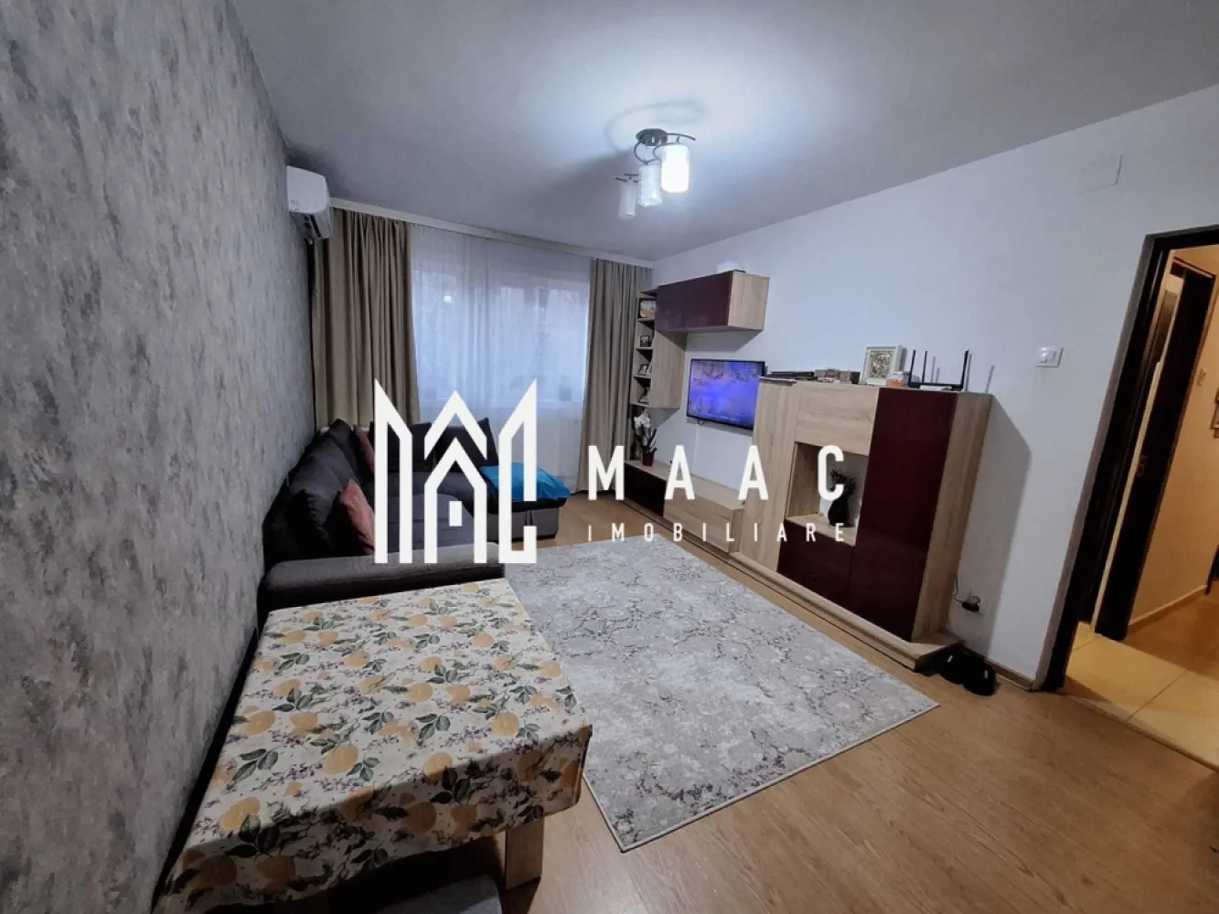 Apartament 3 camere | Ostroveni | Etaj 1 | Zona Hermes - MAAC Imobiliare vă propune spre vânzare un apartament modern cu 3 camere, situat în cartierul Ostroveni, Râmnicu Vâlcea, în imediata apropiere a Pieței Ostroveni și a Școlii Generale Nr. 10 – o zonă apreciată pentru accesibilitate și facilități. Locuința este amplasată la etajul 1 din 10 al unui imobil dotat cu lift și beneficiază de o compartimentare decomandată, oferind confort și intimitate fiecărui membru al familiei. Apartamentul are o suprafață utilă de 63 mp și o suprafață totală de 70 mp, fiind renovat complet și amenajat modern, cu finisaje de calitate și mobilier ales cu bun gust. Printre dotări și îmbunătățiri se regăsesc: * Centrală termică proprie, montată în anul 2025 * Instalație termică schimbată integral * Instalație electrică schimbată integral * Aer condiționat * Bucătărie mobilată și utilată complet * Geam la grupul sanitar (ventilație naturală) * Compartimentare eficientă, cu spații bine optimizate Poziționarea la etaj intermediar oferă un echilibru ideal între acces facil și confort termic. Apartamentul se vinde mobilat și utilat, fiind pregătit pentru mutare imediată – ideal atât pentru locuință proprie, cât și pentru investiție. Pentru mai multe detalii sau pentru programarea unei vizionări, echipa MAAC Imobiliare vă stă la dispoziție. ID : CP2936999 }}