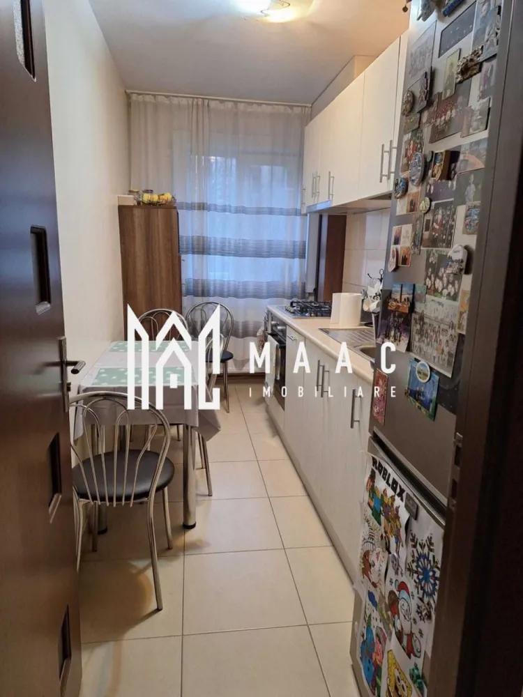 Apartament 3 camere | Ostroveni | Etaj 1 | Zona Hermes - MAAC Imobiliare vă propune spre vânzare un apartament modern cu 3 camere, situat în cartierul Ostroveni, Râmnicu Vâlcea, în imediata apropiere a Pieței Ostroveni și a Școlii Generale Nr. 10 – o zonă apreciată pentru accesibilitate și facilități. Locuința este amplasată la etajul 1 din 10 al unui imobil dotat cu lift și beneficiază de o compartimentare decomandată, oferind confort și intimitate fiecărui membru al familiei. Apartamentul are o suprafață utilă de 63 mp și o suprafață totală de 70 mp, fiind renovat complet și amenajat modern, cu finisaje de calitate și mobilier ales cu bun gust. Printre dotări și îmbunătățiri se regăsesc: * Centrală termică proprie, montată în anul 2025 * Instalație termică schimbată integral * Instalație electrică schimbată integral * Aer condiționat * Bucătărie mobilată și utilată complet * Geam la grupul sanitar (ventilație naturală) * Compartimentare eficientă, cu spații bine optimizate Poziționarea la etaj intermediar oferă un echilibru ideal între acces facil și confort termic. Apartamentul se vinde mobilat și utilat, fiind pregătit pentru mutare imediată – ideal atât pentru locuință proprie, cât și pentru investiție. Pentru mai multe detalii sau pentru programarea unei vizionări, echipa MAAC Imobiliare vă stă la dispoziție. ID : CP2936999 }}