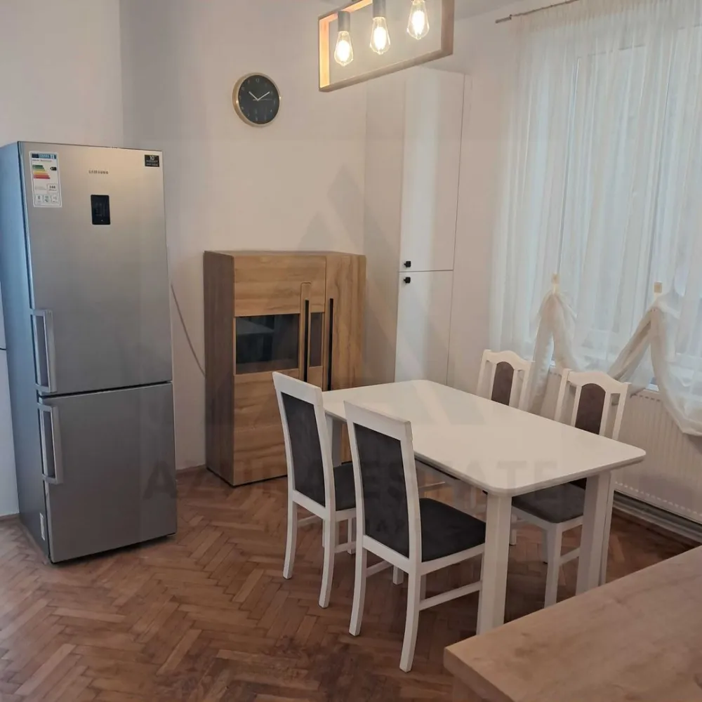 Apartament 2 camere decomandat 71 mp utili etaj 1 in zona Centrala - Agenția Imobiliară Azura Estate vă propune spre vânzare un apartament cu 2 camere decomandat, situat la etajul 1 din 2, cu o suprafață utilă generoasă de 71 mp, ideal pentru cei care își doresc confort, funcționalitate și acces rapid către centrul orașului. Locuința beneficiază de o compartimentare practică și spații bine optimizate. 
 Amplasarea reprezintă un avantaj important, proprietatea fiind situată la aproximativ 10 minute de Centrul Istoric al Sibiului, cu acces facil către magazine, restaurante, școli, mijloace de transport și principalele puncte de interes ale orașului.
Apartamentul a fost renovat integral, beneficiind de finisaje moderne.

Suprafață și compartimentare
• Suprafață utilă: 71 mp
• 2 camere decomandate
• Bucătărie 
• Baie
• Hol generos
• Etaj 1/2

Bucătăria este complet utilată cu electrocasnice moderne, inclusiv cuptor, mașină de spălat vase și frigider, fiind pregătită pentru utilizare imediată.
 Livingul impresionează prin designul contemporan, evidențiat de nuanțele elegante de gri și alb, completate armonios de podeaua din lemn masiv, care oferă căldură și rafinament întregului spațiu. 
Dormitorul este amenajat într-un stil relaxant, cu mochetă și finisaje în tonuri deschise, creând un ambient plăcut pentru odihnă. Baia dispune de finisaje moderne, faianță albă, cabină de duș și lavoar.

146000 Euro

Pentru informații suplimentare sau programarea unei vizionări, vă invităm să contactați echipa Azura Estate.