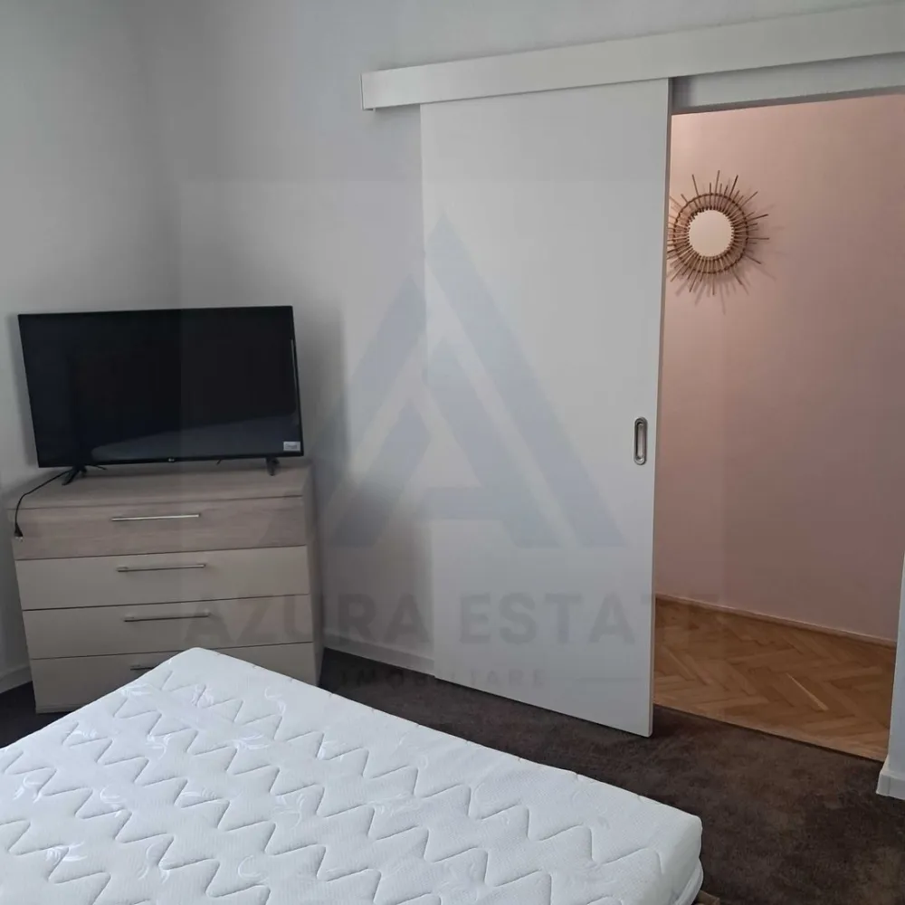 Apartament 2 camere decomandat 71 mp utili etaj 1 in zona Centrala - Agenția Imobiliară Azura Estate vă propune spre vânzare un apartament cu 2 camere decomandat, situat la etajul 1 din 2, cu o suprafață utilă generoasă de 71 mp, ideal pentru cei care își doresc confort, funcționalitate și acces rapid către centrul orașului. Locuința beneficiază de o compartimentare practică și spații bine optimizate. 
 Amplasarea reprezintă un avantaj important, proprietatea fiind situată la aproximativ 10 minute de Centrul Istoric al Sibiului, cu acces facil către magazine, restaurante, școli, mijloace de transport și principalele puncte de interes ale orașului.
Apartamentul a fost renovat integral, beneficiind de finisaje moderne.

Suprafață și compartimentare
• Suprafață utilă: 71 mp
• 2 camere decomandate
• Bucătărie 
• Baie
• Hol generos
• Etaj 1/2

Bucătăria este complet utilată cu electrocasnice moderne, inclusiv cuptor, mașină de spălat vase și frigider, fiind pregătită pentru utilizare imediată.
 Livingul impresionează prin designul contemporan, evidențiat de nuanțele elegante de gri și alb, completate armonios de podeaua din lemn masiv, care oferă căldură și rafinament întregului spațiu. 
Dormitorul este amenajat într-un stil relaxant, cu mochetă și finisaje în tonuri deschise, creând un ambient plăcut pentru odihnă. Baia dispune de finisaje moderne, faianță albă, cabină de duș și lavoar.

146000 Euro

Pentru informații suplimentare sau programarea unei vizionări, vă invităm să contactați echipa Azura Estate.
