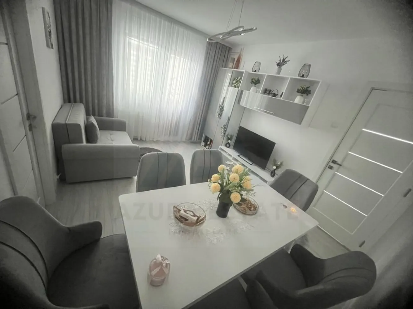 Apartament 2 camere mobilat utilat renovat complet în zona Rahovei - Agenția Imobiliară Azura Estate vă propune spre vânzare un apartament cu 2 camere, situat in zona Rahovei. Poziționarea excelentă oferă acces rapid către școli, grădinițe, magazine, farmacii, Piața Rahovei, stații de transport public și Shopping City Sibiu, fiind o alegere ideală atât pentru locuit, cât și pentru investiție. Apartamentul este semidecomandat și dispune de o suprafață utilă de 42 mp, la care se adaugă un balcon închis de aproximativ 4 mp.

• Living luminos
• Dormitor confortabil
• Bucătărie separată
• Baie
• Hol
• Balcon închis
• Uscatorie comuna 

 Dotări și beneficii:
• Complet mobilat și utilat, conform fotografiilor
• Renovat recent
• Instalație electrică nouă
• Instalație sanitară nouă
• Centrală termică nouă
• Aer condiționat
• Izolație exterioară
• Etaj 4 din 5
• Zonă liniștită și bine conectată la facilitățile orașului

Locuința oferă confort imediat, fără investiții suplimentare, fiind potrivită pentru o familie, un cuplu tânăr sau pentru cei care caută o proprietate cu potențial investițional.

94000 Euro