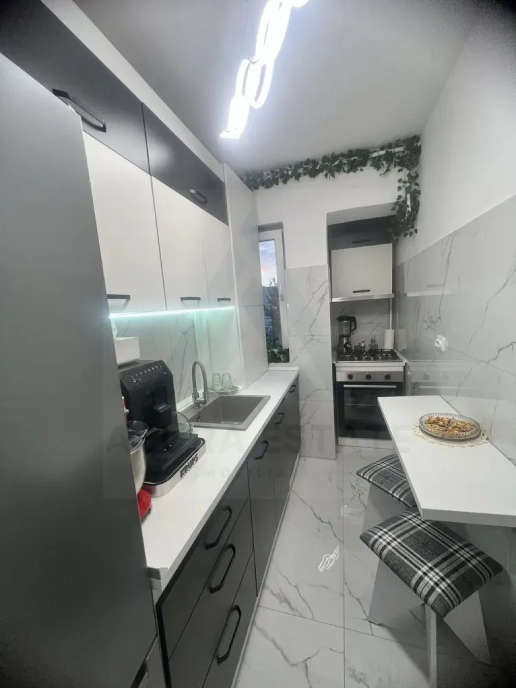 Apartament 2 camere mobilat utilat renovat complet în zona Rahovei - Agenția Imobiliară Azura Estate vă propune spre vânzare un apartament cu 2 camere, situat in zona Rahovei. Poziționarea excelentă oferă acces rapid către școli, grădinițe, magazine, farmacii, Piața Rahovei, stații de transport public și Shopping City Sibiu, fiind o alegere ideală atât pentru locuit, cât și pentru investiție. Apartamentul este semidecomandat și dispune de o suprafață utilă de 42 mp, la care se adaugă un balcon închis de aproximativ 4 mp.

• Living luminos
• Dormitor confortabil
• Bucătărie separată
• Baie
• Hol
• Balcon închis
• Uscatorie comuna 

 Dotări și beneficii:
• Complet mobilat și utilat, conform fotografiilor
• Renovat recent
• Instalație electrică nouă
• Instalație sanitară nouă
• Centrală termică nouă
• Aer condiționat
• Izolație exterioară
• Etaj 4 din 5
• Zonă liniștită și bine conectată la facilitățile orașului

Locuința oferă confort imediat, fără investiții suplimentare, fiind potrivită pentru o familie, un cuplu tânăr sau pentru cei care caută o proprietate cu potențial investițional.

94000 Euro