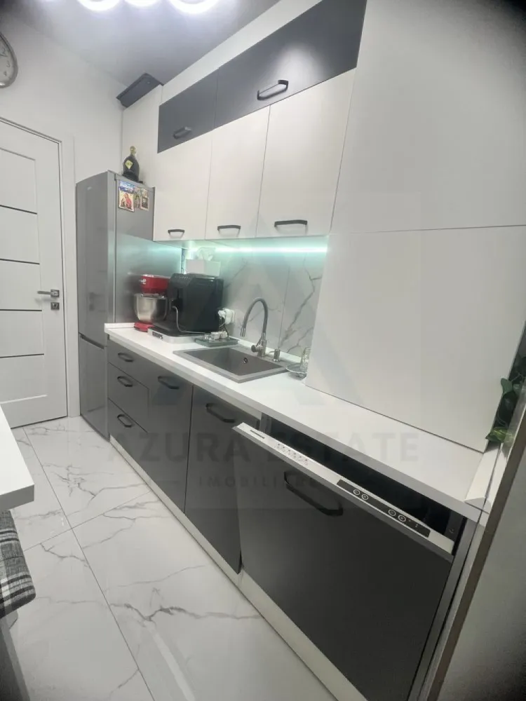 Apartament 2 camere mobilat utilat renovat complet în zona Rahovei - Agenția Imobiliară Azura Estate vă propune spre vânzare un apartament cu 2 camere, situat in zona Rahovei. Poziționarea excelentă oferă acces rapid către școli, grădinițe, magazine, farmacii, Piața Rahovei, stații de transport public și Shopping City Sibiu, fiind o alegere ideală atât pentru locuit, cât și pentru investiție. Apartamentul este semidecomandat și dispune de o suprafață utilă de 42 mp, la care se adaugă un balcon închis de aproximativ 4 mp.

• Living luminos
• Dormitor confortabil
• Bucătărie separată
• Baie
• Hol
• Balcon închis
• Uscatorie comuna 

 Dotări și beneficii:
• Complet mobilat și utilat, conform fotografiilor
• Renovat recent
• Instalație electrică nouă
• Instalație sanitară nouă
• Centrală termică nouă
• Aer condiționat
• Izolație exterioară
• Etaj 4 din 5
• Zonă liniștită și bine conectată la facilitățile orașului

Locuința oferă confort imediat, fără investiții suplimentare, fiind potrivită pentru o familie, un cuplu tânăr sau pentru cei care caută o proprietate cu potențial investițional.

94000 Euro