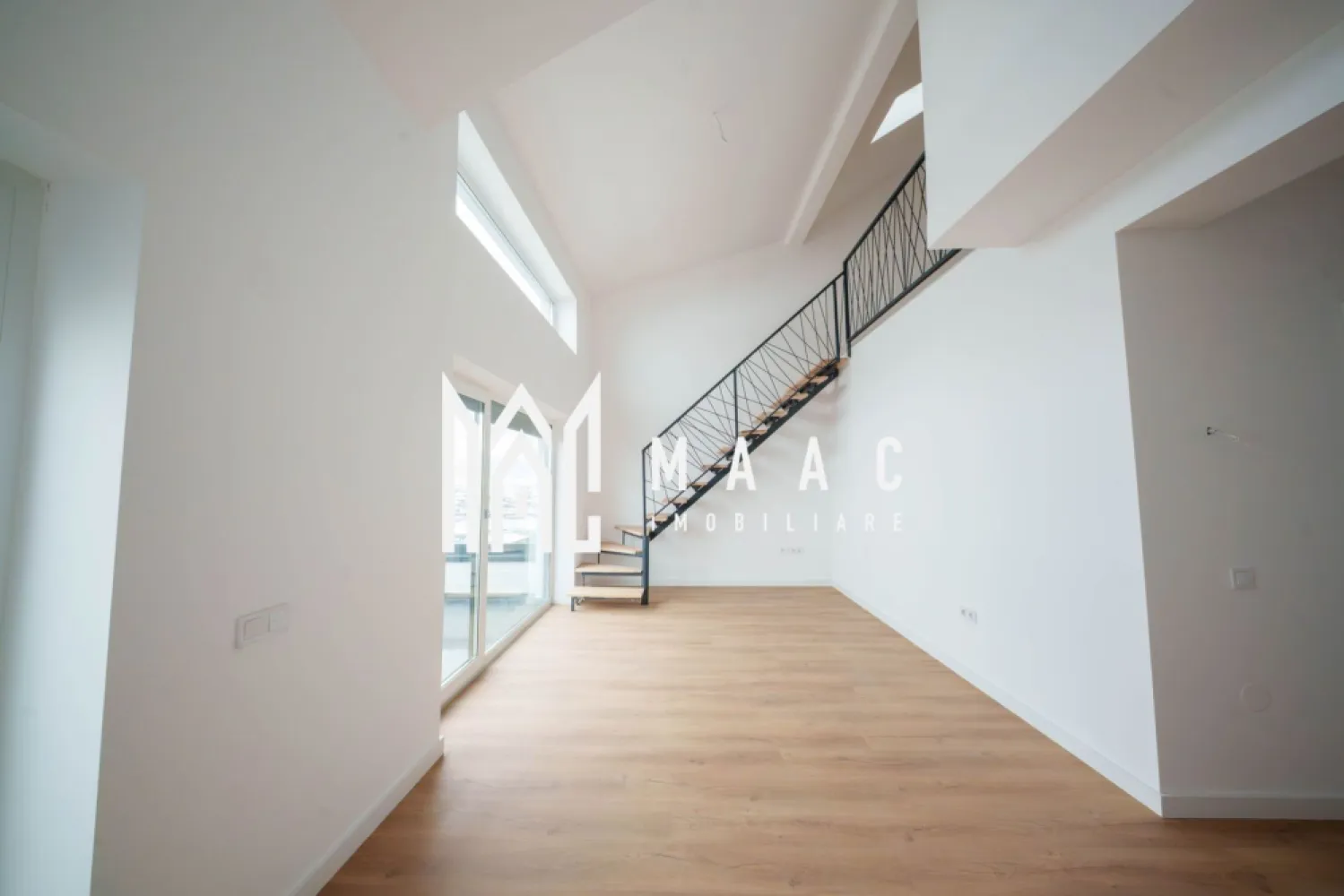 Penthouse 5 camere | 128 MPU | Calitate superioară - MAAC Imobiliare vă oferă spre vânzare un penthouse exclusivist cu 4 camere. Caracteristici: Suprafață utilă totala: 128 mpu. Balcon: 10.55 mp. Etaj: 2 din 2. Orientare sudică, cu lumină naturală pe tot parcursul zilei. Compartimentare și spații interioare: Living cu înălțime de 5,6 m. Bucătărie integrată armonios în zona de zi. Două dormitoare bine proporționate. Dressing dedicat. Două băi, dintre care una cu geam pentru aerisire naturală. Dotări și finisaje: Încălzire în pardoseală. Jaluzele electrice. Terasa este prevăzută cu sticlă securizată și sistem de captare a apelor pluviale. Izolație cu vată bazaltică. Casa scării finisată cu granit. Predare la stadiul finisat la alb cu posibilitate de predare la cheie. Loc de parcare inclus. Avantaje și priveliște: Multă lumină naturală și vedere spectaculoasă către munți. Avantaje ale ansamblului rezidențial: Ocupare teritorială eficientă, cu aproximativ 45% spații verzi. Fațade finisate cu larice siberian și piatră naturală. Locuri de joacă amenajate. Acces facil, fără ambuteiaje rutiere, cu patru căi de acces către ansamblu. Achiziție Locuința poate fi achiziționată atât din surse proprii, cât și prin credit bancar. Pentru mai multe detalii precizati telefonic ca ati vazut anuntul cu ID: CP2935932 }}