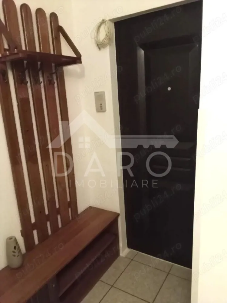 Apartament 1 camera FOARTE SPATIOS - Închiriez apartment cu o camera in zona Dambu Pietros. Pret 250 euro (plata in Lei). Imobilul este finisat cu gresie (hol, baie, bucatarie) si parchet laminat in camera, centrala termica, geamuri termopan. Dotari: Bucatarie echipata cu aragaz, frigider, mobilier. Cămară foarte spațioasă si racoroasa. Baie cu cadă, masina de spălat haine. Dormitor cu pat matrimonial, TV, sifonier. Desi nu este ultramodern, apartamentul este îngrijit si nu este permis fumatul în interior. Cer si ofer seriozitate. }}