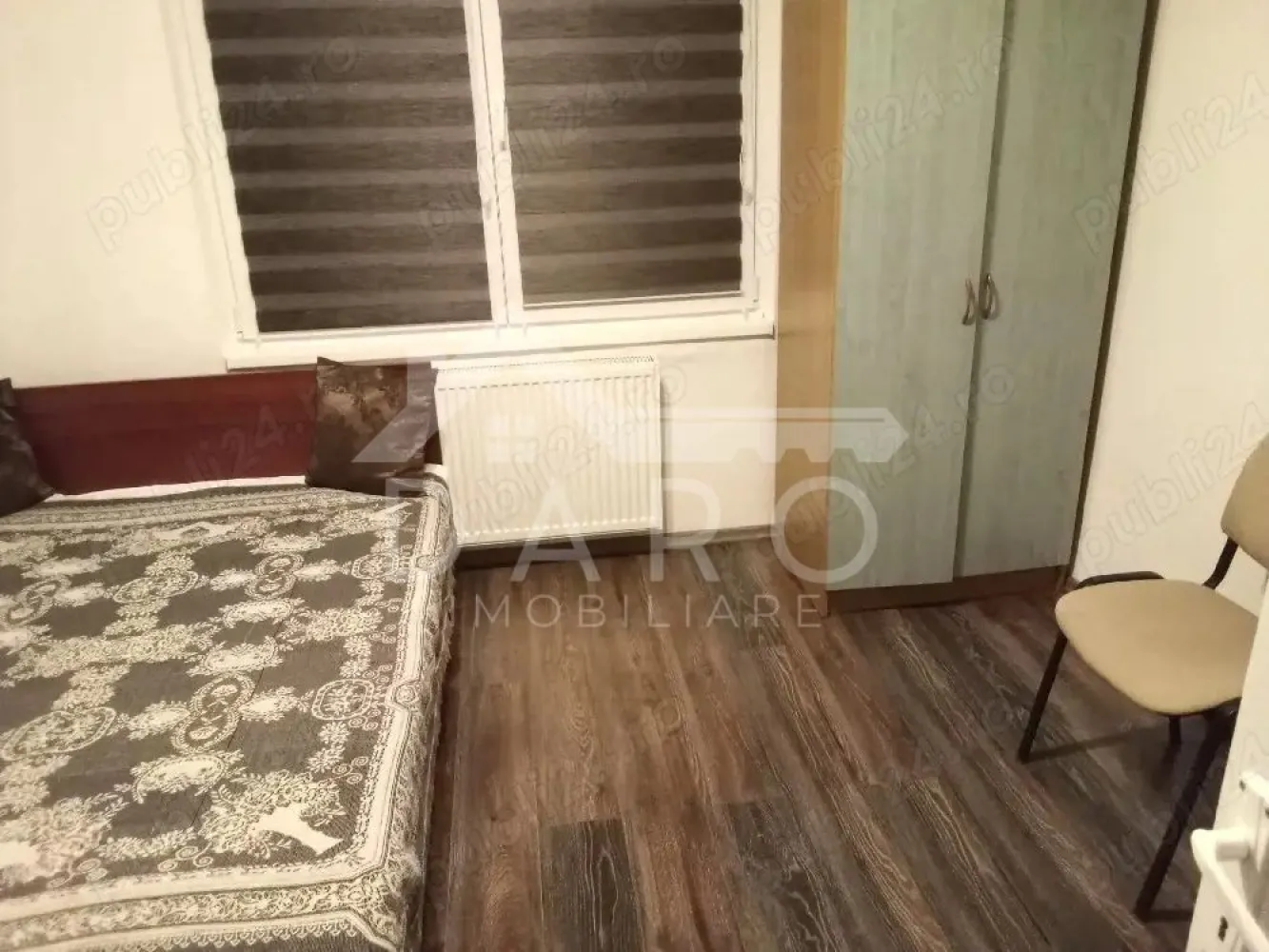 Apartament 1 camera FOARTE SPATIOS - Închiriez apartment cu o camera in zona Dambu Pietros. Pret 250 euro (plata in Lei). Imobilul este finisat cu gresie (hol, baie, bucatarie) si parchet laminat in camera, centrala termica, geamuri termopan. Dotari: Bucatarie echipata cu aragaz, frigider, mobilier. Cămară foarte spațioasă si racoroasa. Baie cu cadă, masina de spălat haine. Dormitor cu pat matrimonial, TV, sifonier. Desi nu este ultramodern, apartamentul este îngrijit si nu este permis fumatul în interior. Cer si ofer seriozitate. }}