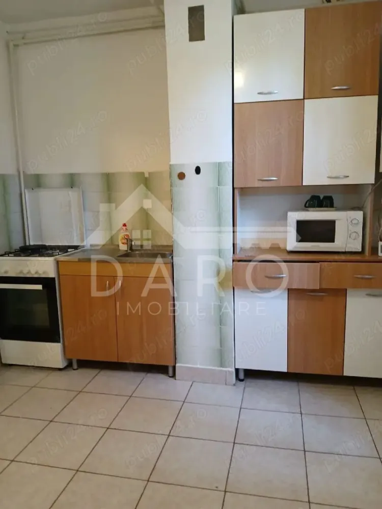 Apartament 1 camera FOARTE SPATIOS - Închiriez apartment cu o camera in zona Dambu Pietros. Pret 250 euro (plata in Lei). Imobilul este finisat cu gresie (hol, baie, bucatarie) si parchet laminat in camera, centrala termica, geamuri termopan. Dotari: Bucatarie echipata cu aragaz, frigider, mobilier. Cămară foarte spațioasă si racoroasa. Baie cu cadă, masina de spălat haine. Dormitor cu pat matrimonial, TV, sifonier. Desi nu este ultramodern, apartamentul este îngrijit si nu este permis fumatul în interior. Cer si ofer seriozitate. }}