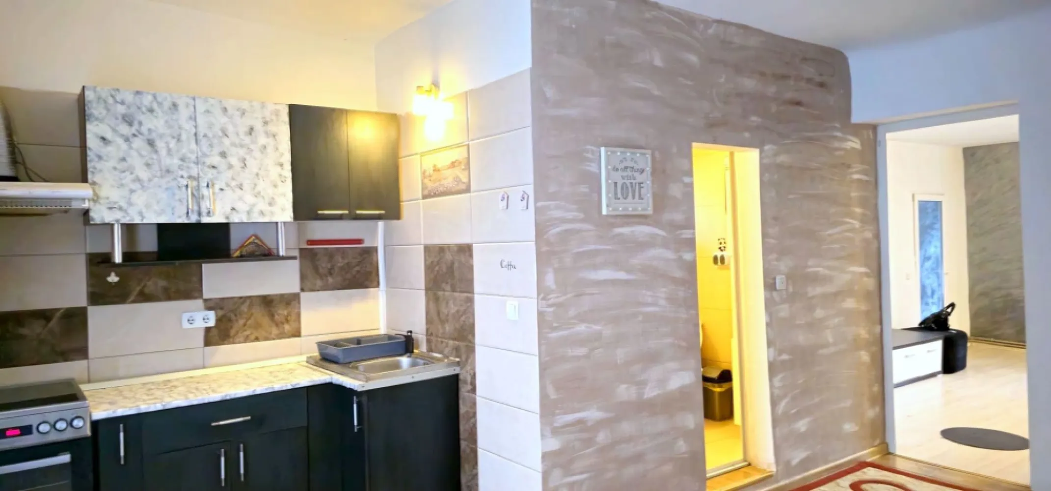 Apartament cu 2 camere, la casa - zona centrala - - Mag Invest vă prezintă spre vânzare un apartament spațios și primitor, situat la etajul 1 al unei case solide, într-o zonă centrală foarte bine cotată. Amplasamentul excelent oferă acces facil către principalele puncte de interes ale orașului: magazine, școli, instituții publice, zone de recreere și mijloace de transport în comun, ceea ce transformă această proprietate într-o opțiune ideală atât pentru locuire, cât și pentru investiție. Locuința se vinde complet mobilată și utilată, astfel încât viitorii proprietari să se poată muta imediat, fără costuri suplimentare. Este echipată cu centrală termică proprie, asigurând un confort termic optim în orice anotimp. Spațiile interioare sunt bine proporționate, luminoase și ingenios compartimentate. In curtea interioara avem un spatiu suplimentar pentru o bucatarie de vara sau/ si spatiu depozitare. Zona - zona centrala, langa Primarie, usor accesibila pentru mijloace de transport. Preț: 58.000 EUR, negociabil + comisionul agenției Este o alegere excelentă pentru cei care caută o locuință confortabilă, in centru, dar și pentru investitorii care își doresc o proprietate ușor de închiriat, cu potențial ridicat de a obtine profit. Pentru mai multe informații sau pentru programarea unei vizionări, vă stăm cu drag la dispoziție: la telefon 0746.252.252 - Liliana Ene, broker imobiliar acreditat ABI }}