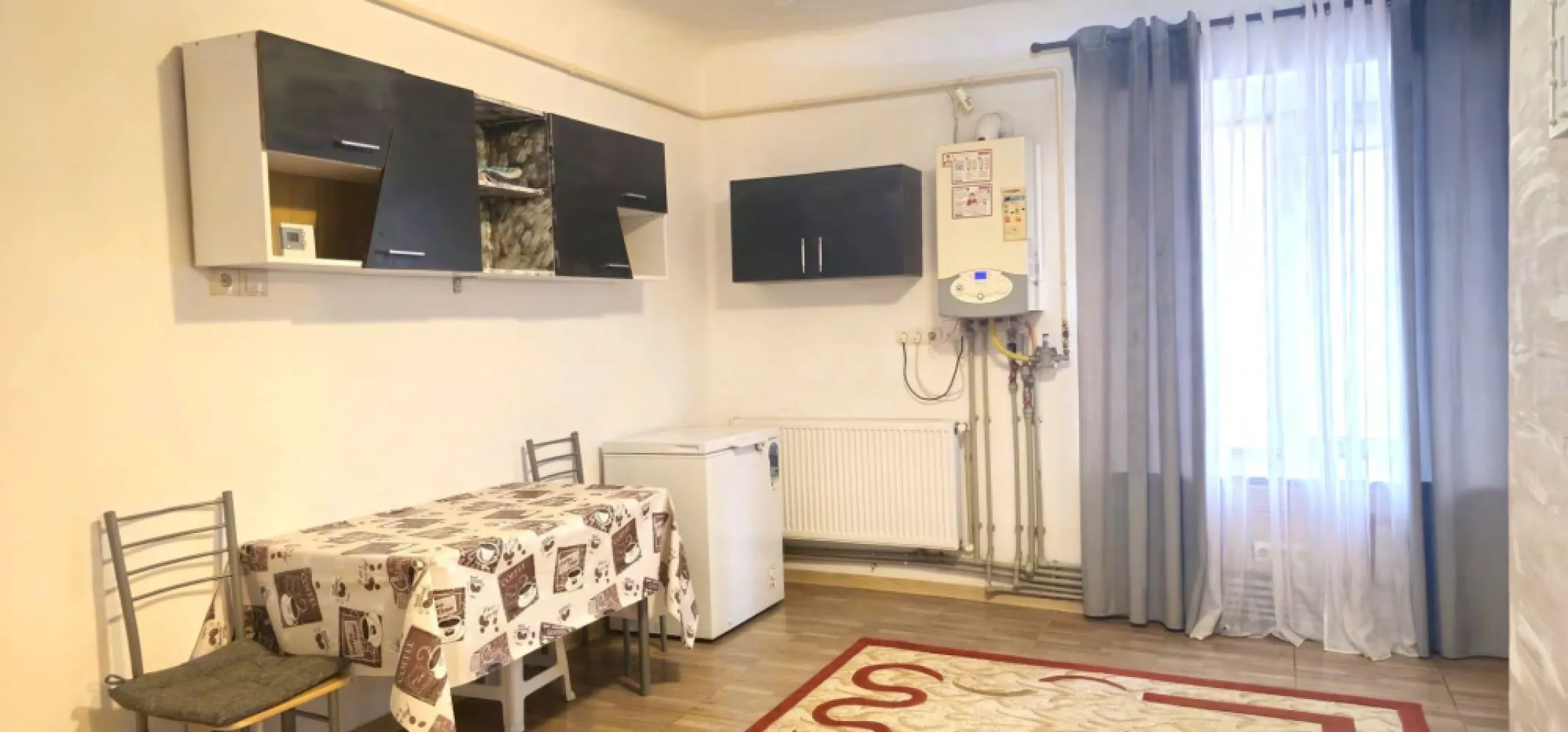 Apartament cu 2 camere, la casa - zona centrala - - Mag Invest vă prezintă spre vânzare un apartament spațios și primitor, situat la etajul 1 al unei case solide, într-o zonă centrală foarte bine cotată. Amplasamentul excelent oferă acces facil către principalele puncte de interes ale orașului: magazine, școli, instituții publice, zone de recreere și mijloace de transport în comun, ceea ce transformă această proprietate într-o opțiune ideală atât pentru locuire, cât și pentru investiție. Locuința se vinde complet mobilată și utilată, astfel încât viitorii proprietari să se poată muta imediat, fără costuri suplimentare. Este echipată cu centrală termică proprie, asigurând un confort termic optim în orice anotimp. Spațiile interioare sunt bine proporționate, luminoase și ingenios compartimentate. In curtea interioara avem un spatiu suplimentar pentru o bucatarie de vara sau/ si spatiu depozitare. Zona - zona centrala, langa Primarie, usor accesibila pentru mijloace de transport. Preț: 58.000 EUR, negociabil + comisionul agenției Este o alegere excelentă pentru cei care caută o locuință confortabilă, in centru, dar și pentru investitorii care își doresc o proprietate ușor de închiriat, cu potențial ridicat de a obtine profit. Pentru mai multe informații sau pentru programarea unei vizionări, vă stăm cu drag la dispoziție: la telefon 0746.252.252 - Liliana Ene, broker imobiliar acreditat ABI }}