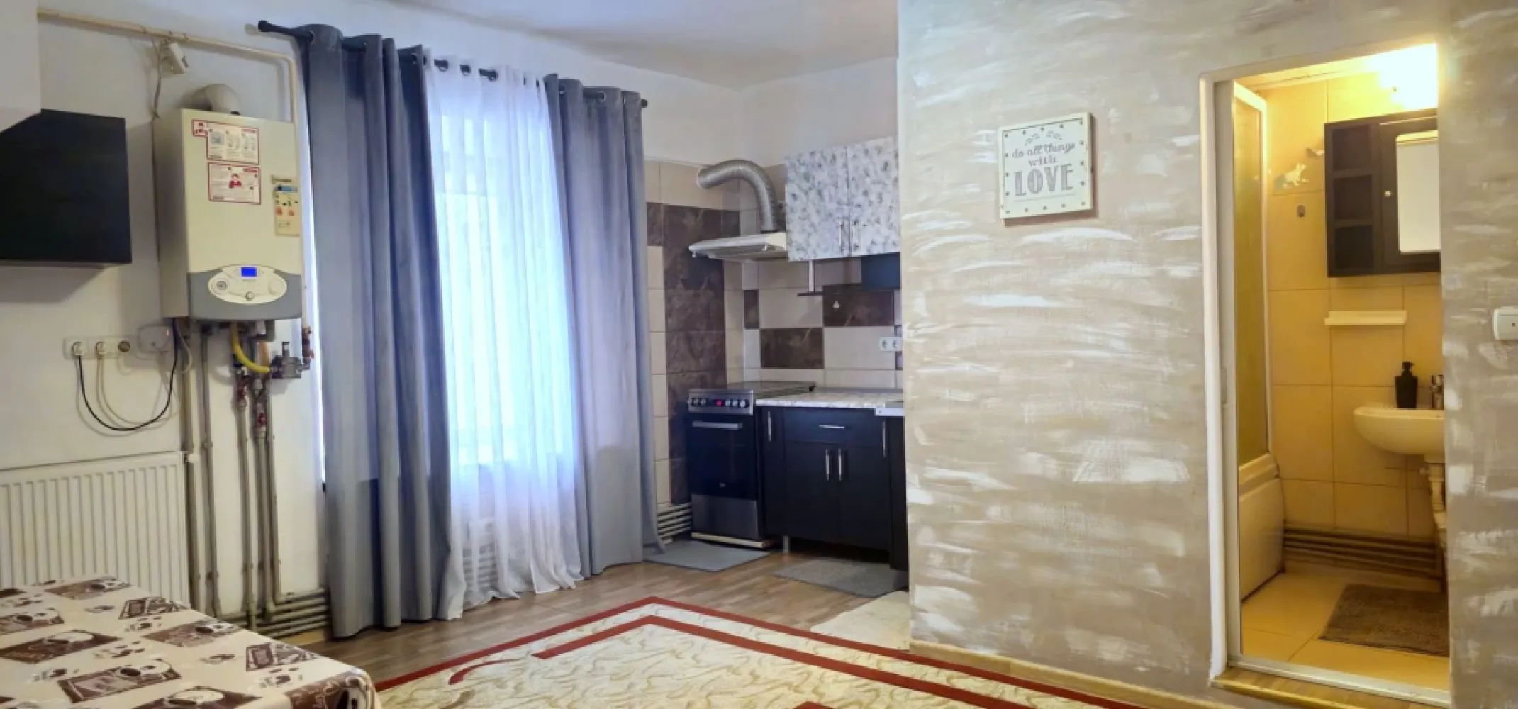 Apartament cu 2 camere, la casa - zona centrala - - Mag Invest vă prezintă spre vânzare un apartament spațios și primitor, situat la etajul 1 al unei case solide, într-o zonă centrală foarte bine cotată. Amplasamentul excelent oferă acces facil către principalele puncte de interes ale orașului: magazine, școli, instituții publice, zone de recreere și mijloace de transport în comun, ceea ce transformă această proprietate într-o opțiune ideală atât pentru locuire, cât și pentru investiție. Locuința se vinde complet mobilată și utilată, astfel încât viitorii proprietari să se poată muta imediat, fără costuri suplimentare. Este echipată cu centrală termică proprie, asigurând un confort termic optim în orice anotimp. Spațiile interioare sunt bine proporționate, luminoase și ingenios compartimentate. In curtea interioara avem un spatiu suplimentar pentru o bucatarie de vara sau/ si spatiu depozitare. Zona - zona centrala, langa Primarie, usor accesibila pentru mijloace de transport. Preț: 58.000 EUR, negociabil + comisionul agenției Este o alegere excelentă pentru cei care caută o locuință confortabilă, in centru, dar și pentru investitorii care își doresc o proprietate ușor de închiriat, cu potențial ridicat de a obtine profit. Pentru mai multe informații sau pentru programarea unei vizionări, vă stăm cu drag la dispoziție: la telefon 0746.252.252 - Liliana Ene, broker imobiliar acreditat ABI }}
