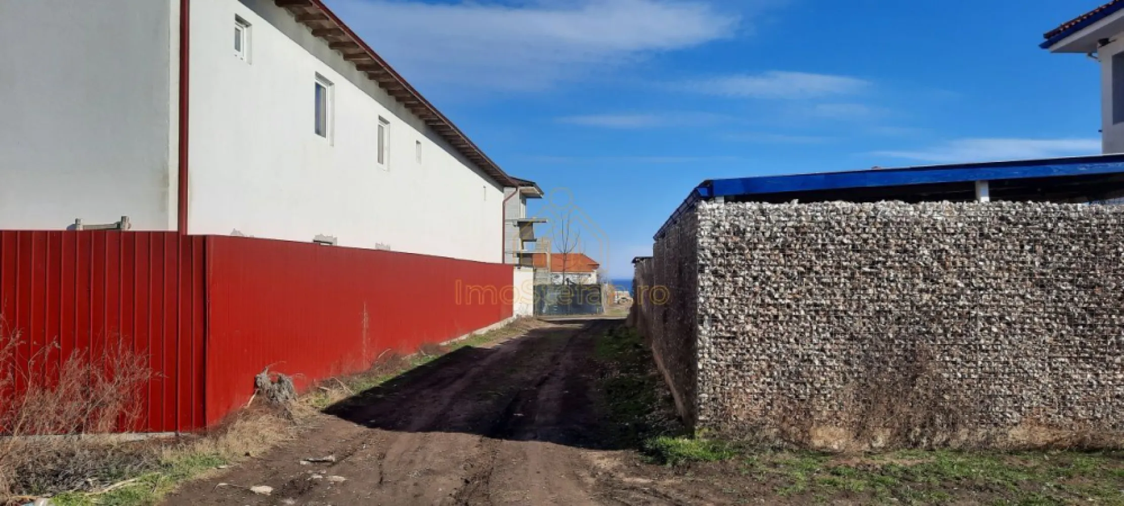 Teren Intravilan Vama Veche | 7.495 mp | Oportunitate Investiție - Într-o perioadă în care turismul premium de pe litoral este în plină expansiune, această proprietate reprezintă o alegere strategică pentru dezvoltatorii imobiliari sau antreprenorii vizionari. LOCALIZARE EXCELENTĂ: Situat la doar 15 minute de plaja Elektra. Zonă în plină dezvoltare, cu imobile deja construite în proximitate (aprox. 800m). DETALII TEHNICE ȘI URBANISTICE: Suprafață totală: 7.495 mp Front stradal: 17.33 m (deschidere la drum de servitute). Clasificare: Intravilan. Flexibilitate: Terenul este parcelabil. Se poate vinde și în loturi mai mici, în funcție de necesitățile și amploarea proiectului dorit. Utilități: Situate la o distanță de doar 150 m de teren. Acces: Acces auto asigurat. POTENȚIAL DE DEZVOLTARE (IDEAL PENTRU): Complex hotelier sau Pensiune. Sat de vacanță / Case rezidențiale. Proiect de blocuri cu regim mic de înălțime (design mediteranean). Glamping exclusivist. Acesta este momentul ideal pentru a securiza un activ valoros pe litoralul românesc, într-o zonă unde terenurile de mari dimensiuni devin din ce în ce mai rare. Pentru mai multe detalii, planuri cadastrale sau pentru a programa o vizionare, vă stau la dispoziție! Sunați-mă acum pentru a discuta despre următoarea dumneavoastră afacere de succes! }}