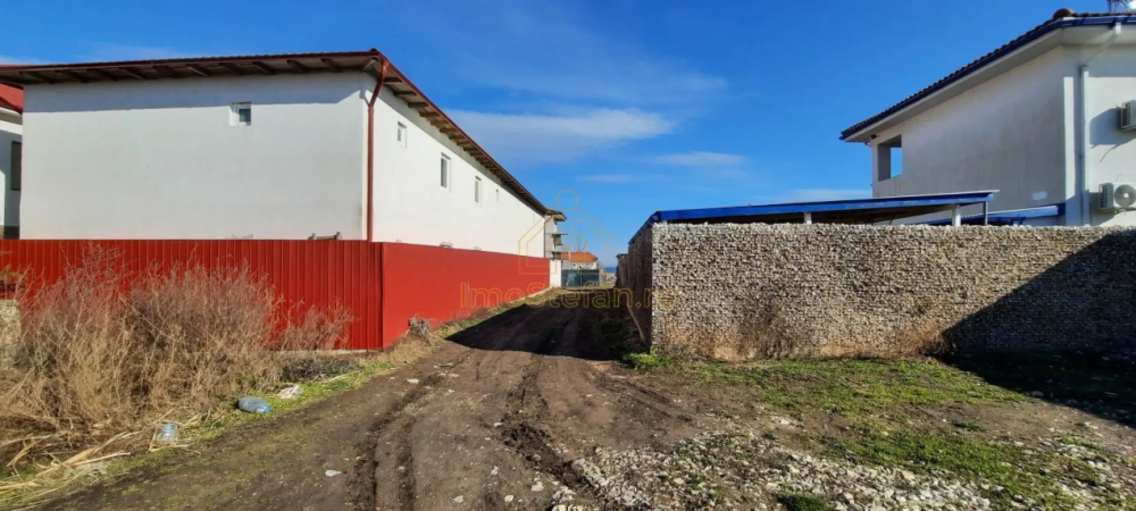 Teren Intravilan Vama Veche | 7.495 mp | Oportunitate Investiție - Într-o perioadă în care turismul premium de pe litoral este în plină expansiune, această proprietate reprezintă o alegere strategică pentru dezvoltatorii imobiliari sau antreprenorii vizionari. LOCALIZARE EXCELENTĂ: Situat la doar 15 minute de plaja Elektra. Zonă în plină dezvoltare, cu imobile deja construite în proximitate (aprox. 800m). DETALII TEHNICE ȘI URBANISTICE: Suprafață totală: 7.495 mp Front stradal: 17.33 m (deschidere la drum de servitute). Clasificare: Intravilan. Flexibilitate: Terenul este parcelabil. Se poate vinde și în loturi mai mici, în funcție de necesitățile și amploarea proiectului dorit. Utilități: Situate la o distanță de doar 150 m de teren. Acces: Acces auto asigurat. POTENȚIAL DE DEZVOLTARE (IDEAL PENTRU): Complex hotelier sau Pensiune. Sat de vacanță / Case rezidențiale. Proiect de blocuri cu regim mic de înălțime (design mediteranean). Glamping exclusivist. Acesta este momentul ideal pentru a securiza un activ valoros pe litoralul românesc, într-o zonă unde terenurile de mari dimensiuni devin din ce în ce mai rare. Pentru mai multe detalii, planuri cadastrale sau pentru a programa o vizionare, vă stau la dispoziție! Sunați-mă acum pentru a discuta despre următoarea dumneavoastră afacere de succes! }}