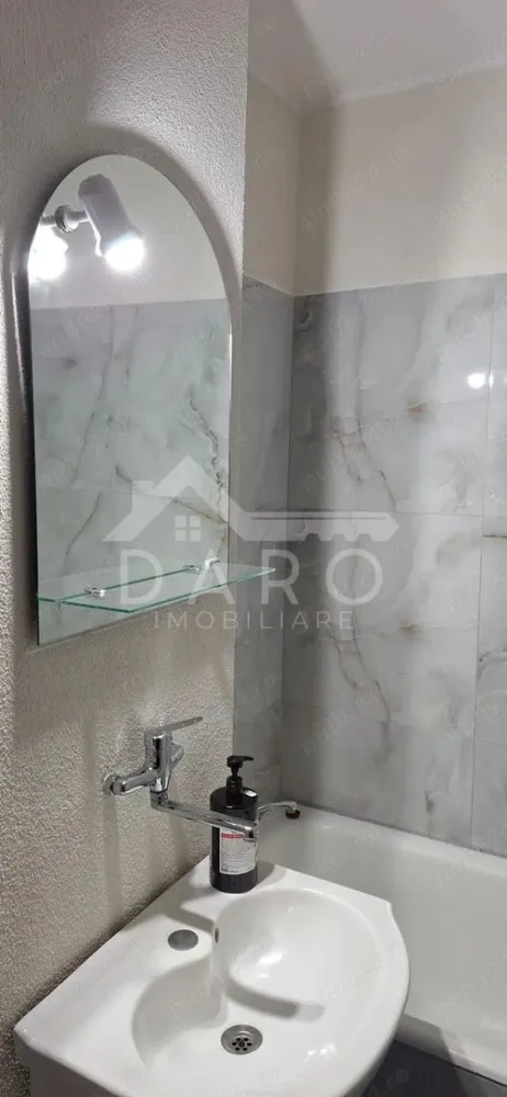 Apartament 2 camere si 2 balcoane Tudor str Sarguintei etj 4 4 - 🏡 Apartament de vânzare – 2 camere | 2 balcoane | Tudor – Zona Fortuna, Str. Sârguinței Se oferă spre vânzare apartament confort 1, decomandat, situat în cartierul Tudor, zona Fortuna – una dintre cele mai căutate zone din Târgu Mureș, apreciată pentru accesul rapid la facilități și pentru atmosfera de cartier liniștit. 🏢 Etaj: 4 din 4 ✔ zonă foarte bună ✔ compartimentare decomandată Compartimentare: ✔ living ✔ dormitor ✔ bucătărie ✔ baie renovată modern ✔ hol ✔ 2 balcoane Dotări și utilități: ✔ centrală termică proprie ✔ geamuri termopan ✔ parchet laminat ✔ mobilier în stare bună ✔ baie renovată recent, în stil modern Avantaje locație: 📍 cartier Tudor – zonă foarte căutată 📍 aproape de Shopping City, Fortuna, magazine și servicii 📍 stații de autobuz în apropiere 📍 școli și grădinițe în zonă 📍 acces rapid către toate zonele orașului 💎 Ideal pentru locuință personală sau investiție într-o zonă cu cerere ridicată. 🤝 Proprietate promovată prin DARO Imobiliare 💳 Pentru achiziție, prin Kiwi Finance beneficiezi de: ✔ analiză GRATUITĂ a eligibilității ✔ acces la oferte de la peste 12 bănci ✔ negocierea dobânzii în favoarea ta ✔ suport complet până la semnarea contractului 📞 Detalii și vizionări: Coman Maria – DARO Imobiliare & Kiwi Finance 📱 0749 535 729 🔑 DARO Imobiliare – găsim proprietatea potrivită. 💳 Kiwi Finance – obținem creditul pentru a o cumpăra. }}