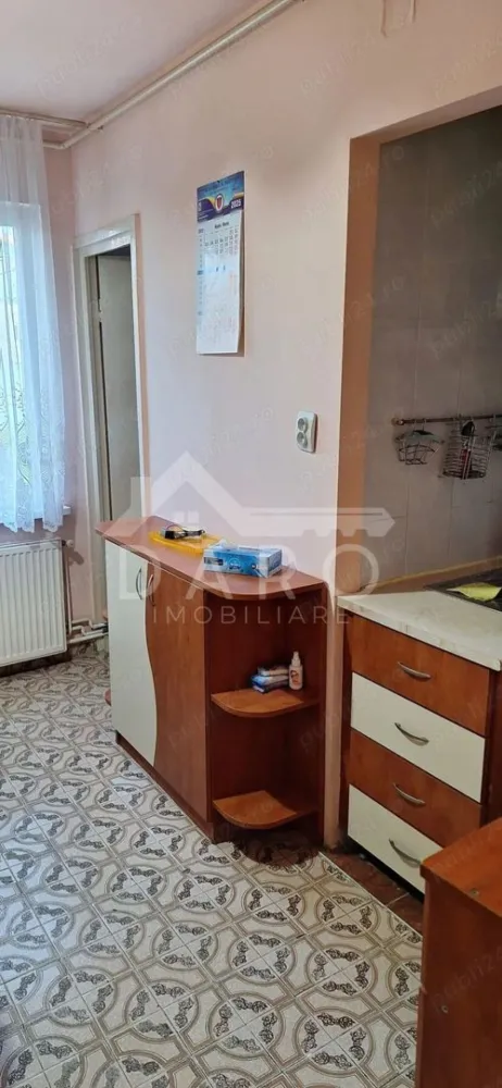 Apartament 2 camere si 2 balcoane Tudor str Sarguintei etj 4 4 - 🏡 Apartament de vânzare – 2 camere | 2 balcoane | Tudor – Zona Fortuna, Str. Sârguinței Se oferă spre vânzare apartament confort 1, decomandat, situat în cartierul Tudor, zona Fortuna – una dintre cele mai căutate zone din Târgu Mureș, apreciată pentru accesul rapid la facilități și pentru atmosfera de cartier liniștit. 🏢 Etaj: 4 din 4 ✔ zonă foarte bună ✔ compartimentare decomandată Compartimentare: ✔ living ✔ dormitor ✔ bucătărie ✔ baie renovată modern ✔ hol ✔ 2 balcoane Dotări și utilități: ✔ centrală termică proprie ✔ geamuri termopan ✔ parchet laminat ✔ mobilier în stare bună ✔ baie renovată recent, în stil modern Avantaje locație: 📍 cartier Tudor – zonă foarte căutată 📍 aproape de Shopping City, Fortuna, magazine și servicii 📍 stații de autobuz în apropiere 📍 școli și grădinițe în zonă 📍 acces rapid către toate zonele orașului 💎 Ideal pentru locuință personală sau investiție într-o zonă cu cerere ridicată. 🤝 Proprietate promovată prin DARO Imobiliare 💳 Pentru achiziție, prin Kiwi Finance beneficiezi de: ✔ analiză GRATUITĂ a eligibilității ✔ acces la oferte de la peste 12 bănci ✔ negocierea dobânzii în favoarea ta ✔ suport complet până la semnarea contractului 📞 Detalii și vizionări: Coman Maria – DARO Imobiliare & Kiwi Finance 📱 0749 535 729 🔑 DARO Imobiliare – găsim proprietatea potrivită. 💳 Kiwi Finance – obținem creditul pentru a o cumpăra. }}