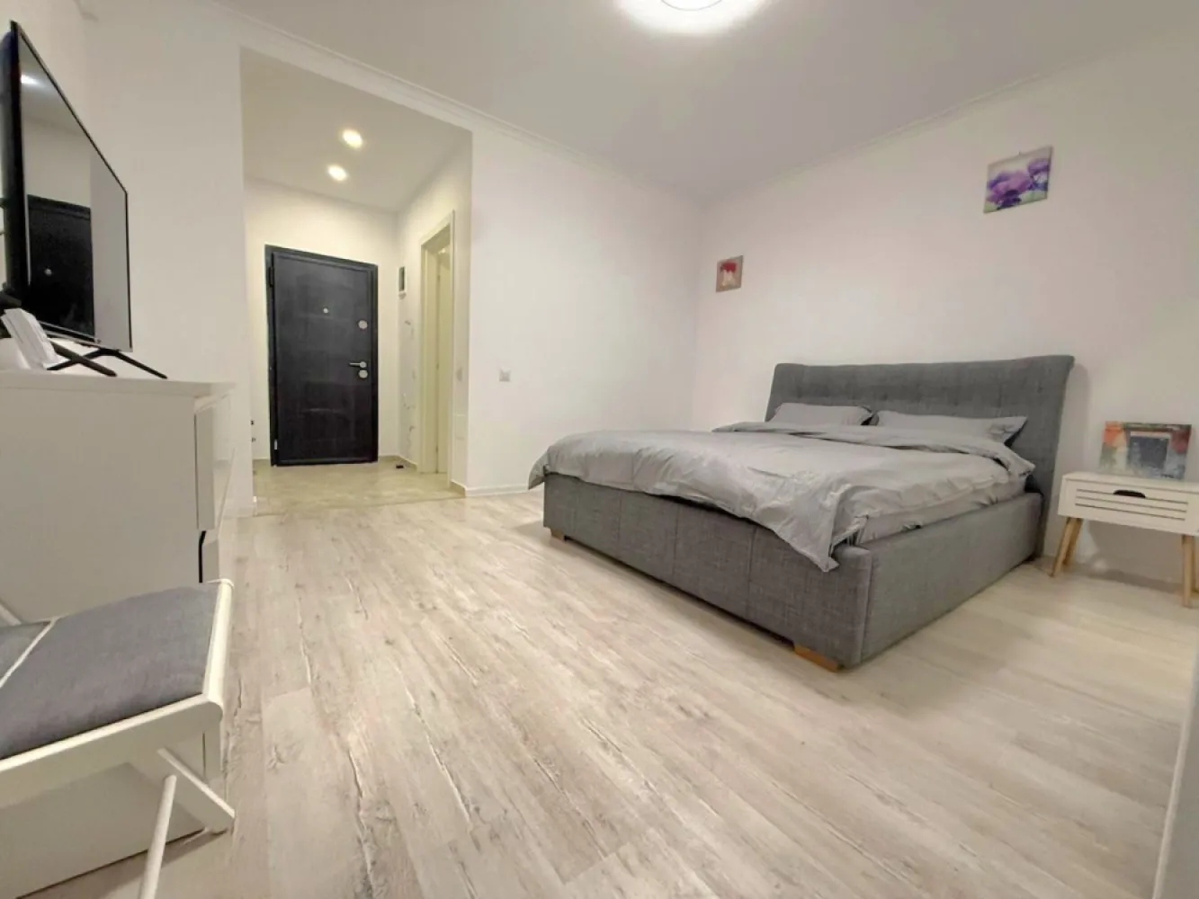 Garsonieră modernă Militari Residence comision 50% - AGENTIE IMOBILIARA - COMISION 50% Oferim spre închiriere o garsonieră modern mobilată, situată în cartierul Militari Residence pe strada Tineretului nr. 17 Detalii despre proprietate: - Suprafață: Generos compartimentată, oferind spațiu și confort. - Etaj 4 din 7, poziționare optimă pentru acces și priveliște. - Mobilare și utilare**: Garsoniera este complet mobilată și utilată, amenajată cu gust, gata pentru a vă oferi confortul unui cămin modern. Facilități și beneficii: Complexul oferă acces rapid la mijloace de transport, supermarketuri, restaurante, săli de fitness și alte puncte de interes. Zona este bine conectată, liniștită și ideală pentru locuit. Contact: Pentru mai multe detalii sau programarea unei vizionări, vă rugăm să ne contactați la numarul de telefon din anunt. Mută-te într-o garsonieră care îmbină stilul modern cu funcționalitatea, în cartierul Militari Residence! }}