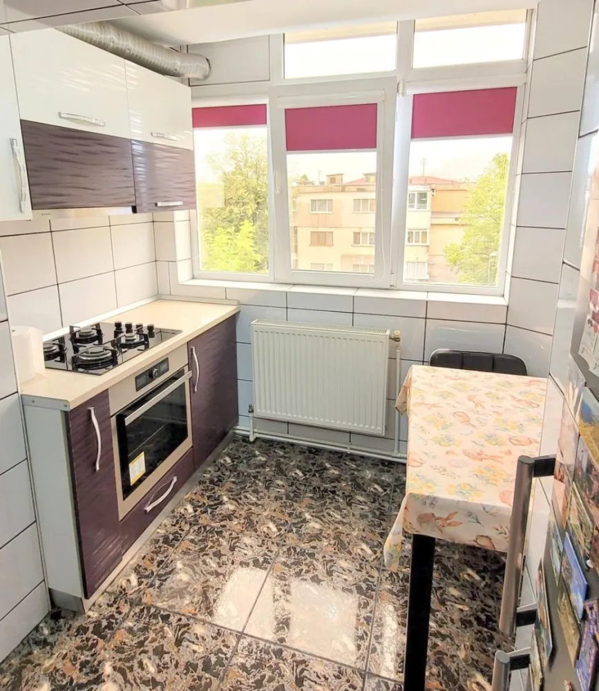 Vanzare - 2 camere decomandate - Siderurgistilor Vest- Doja - Se vinde apartament cu 2 camere, cu o suprafață utilă de 54 mp, situat în inima cartierului Siderurgiștilor Vest – Doja. Acest apartament decomandat, dat în folosință în 1986, a fost complet renovat si beneficiază de finisaje de calitate și de o compartimentare inteligentă, fiind ideal pentru cei care caută un cămin primitor și complet mobilat și utilat. Printre avantajele sale se numără aer condiționat pentru o temperatură perfectă pe tot parcursul anului, geamuri termopan pentru izolare fonică și termică, ușă metalică de siguranță, precum și dressing și pantofar în hol pentru o organizare eficientă a spațiului. Îmbunătățirile recente includ instalație electrică și sanitară realizate de la zero, apă trasă separat, hidroizolație și izolație exterioară, asigurând durabilitate și eficiență energetică. Pentru confortul dumneavoastră, apartamentul este complet echipat cu televizoare în fiecare cameră și bucătărie, frigider, mașină de spălat, mașină de spălat vase, cuptor electric și plită pe gaz, pentru o experiență culinară plină de plăcere. Situat aproape de sensul giratoriu din Doja, într-un bloc bine întreținut, acest apartament reprezintă o oportunitate excelentă pentru investiție sau pentru un stil de viață urban confortabil. Prețul solicitat pentru această proprietate este de 62.000 euro, cu un comision de agenție standard. Vă invităm să ne contactați pentru detalii suplimentare, vizionări sau pentru o consultanță personalizată. Suntem dedicați să vă ajutăm să găsiți locuința perfectă! Număr de contact: 0746.252.252 - Liliana Ene, Mag Invest Anunț publicat de către agenție – echipa noastră este aici pentru a vă ghida spre următoarea dumneavoastră casă ideală! }}