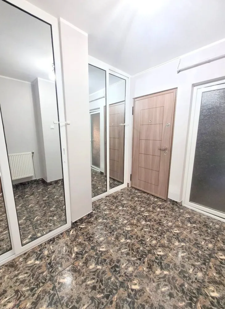 Vanzare - 2 camere decomandate - Siderurgistilor Vest- Doja - Se vinde apartament cu 2 camere, cu o suprafață utilă de 54 mp, situat în inima cartierului Siderurgiștilor Vest – Doja. Acest apartament decomandat, dat în folosință în 1986, a fost complet renovat si beneficiază de finisaje de calitate și de o compartimentare inteligentă, fiind ideal pentru cei care caută un cămin primitor și complet mobilat și utilat. Printre avantajele sale se numără aer condiționat pentru o temperatură perfectă pe tot parcursul anului, geamuri termopan pentru izolare fonică și termică, ușă metalică de siguranță, precum și dressing și pantofar în hol pentru o organizare eficientă a spațiului. Îmbunătățirile recente includ instalație electrică și sanitară realizate de la zero, apă trasă separat, hidroizolație și izolație exterioară, asigurând durabilitate și eficiență energetică. Pentru confortul dumneavoastră, apartamentul este complet echipat cu televizoare în fiecare cameră și bucătărie, frigider, mașină de spălat, mașină de spălat vase, cuptor electric și plită pe gaz, pentru o experiență culinară plină de plăcere. Situat aproape de sensul giratoriu din Doja, într-un bloc bine întreținut, acest apartament reprezintă o oportunitate excelentă pentru investiție sau pentru un stil de viață urban confortabil. Prețul solicitat pentru această proprietate este de 62.000 euro, cu un comision de agenție standard. Vă invităm să ne contactați pentru detalii suplimentare, vizionări sau pentru o consultanță personalizată. Suntem dedicați să vă ajutăm să găsiți locuința perfectă! Număr de contact: 0746.252.252 - Liliana Ene, Mag Invest Anunț publicat de către agenție – echipa noastră este aici pentru a vă ghida spre următoarea dumneavoastră casă ideală! }}