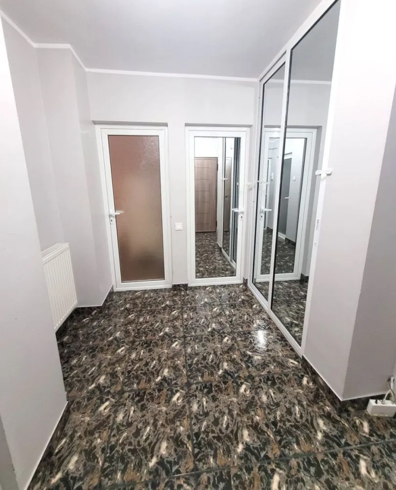 Vanzare - 2 camere decomandate - Siderurgistilor Vest- Doja - Se vinde apartament cu 2 camere, cu o suprafață utilă de 54 mp, situat în inima cartierului Siderurgiștilor Vest – Doja. Acest apartament decomandat, dat în folosință în 1986, a fost complet renovat si beneficiază de finisaje de calitate și de o compartimentare inteligentă, fiind ideal pentru cei care caută un cămin primitor și complet mobilat și utilat. Printre avantajele sale se numără aer condiționat pentru o temperatură perfectă pe tot parcursul anului, geamuri termopan pentru izolare fonică și termică, ușă metalică de siguranță, precum și dressing și pantofar în hol pentru o organizare eficientă a spațiului. Îmbunătățirile recente includ instalație electrică și sanitară realizate de la zero, apă trasă separat, hidroizolație și izolație exterioară, asigurând durabilitate și eficiență energetică. Pentru confortul dumneavoastră, apartamentul este complet echipat cu televizoare în fiecare cameră și bucătărie, frigider, mașină de spălat, mașină de spălat vase, cuptor electric și plită pe gaz, pentru o experiență culinară plină de plăcere. Situat aproape de sensul giratoriu din Doja, într-un bloc bine întreținut, acest apartament reprezintă o oportunitate excelentă pentru investiție sau pentru un stil de viață urban confortabil. Prețul solicitat pentru această proprietate este de 62.000 euro, cu un comision de agenție standard. Vă invităm să ne contactați pentru detalii suplimentare, vizionări sau pentru o consultanță personalizată. Suntem dedicați să vă ajutăm să găsiți locuința perfectă! Număr de contact: 0746.252.252 - Liliana Ene, Mag Invest Anunț publicat de către agenție – echipa noastră este aici pentru a vă ghida spre următoarea dumneavoastră casă ideală! }}