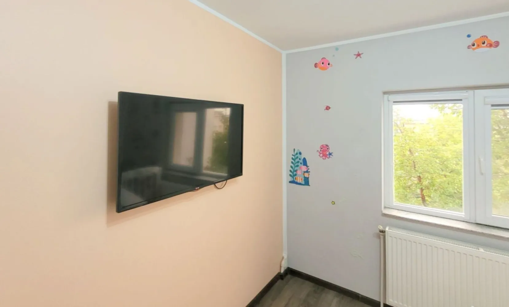 Vanzare - 2 camere decomandate - Siderurgistilor Vest- Doja - Se vinde apartament cu 2 camere, cu o suprafață utilă de 54 mp, situat în inima cartierului Siderurgiștilor Vest – Doja. Acest apartament decomandat, dat în folosință în 1986, a fost complet renovat si beneficiază de finisaje de calitate și de o compartimentare inteligentă, fiind ideal pentru cei care caută un cămin primitor și complet mobilat și utilat. Printre avantajele sale se numără aer condiționat pentru o temperatură perfectă pe tot parcursul anului, geamuri termopan pentru izolare fonică și termică, ușă metalică de siguranță, precum și dressing și pantofar în hol pentru o organizare eficientă a spațiului. Îmbunătățirile recente includ instalație electrică și sanitară realizate de la zero, apă trasă separat, hidroizolație și izolație exterioară, asigurând durabilitate și eficiență energetică. Pentru confortul dumneavoastră, apartamentul este complet echipat cu televizoare în fiecare cameră și bucătărie, frigider, mașină de spălat, mașină de spălat vase, cuptor electric și plită pe gaz, pentru o experiență culinară plină de plăcere. Situat aproape de sensul giratoriu din Doja, într-un bloc bine întreținut, acest apartament reprezintă o oportunitate excelentă pentru investiție sau pentru un stil de viață urban confortabil. Prețul solicitat pentru această proprietate este de 62.000 euro, cu un comision de agenție standard. Vă invităm să ne contactați pentru detalii suplimentare, vizionări sau pentru o consultanță personalizată. Suntem dedicați să vă ajutăm să găsiți locuința perfectă! Număr de contact: 0746.252.252 - Liliana Ene, Mag Invest Anunț publicat de către agenție – echipa noastră este aici pentru a vă ghida spre următoarea dumneavoastră casă ideală! }}