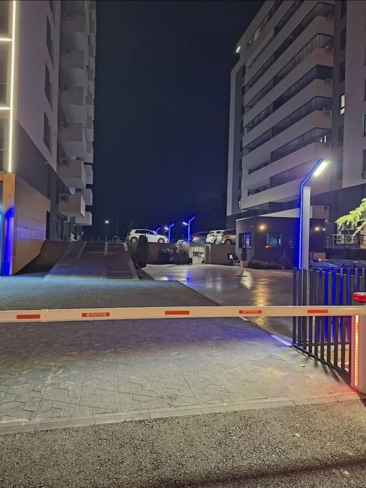 Apartament cu 2 camere - zona Tiglina 2 – Proiect finalizat 2025 - Vă oferim oportunitatea de a achiziționa un apartament spațios și elegant, situat într-un complex rezidențial recent finalizat, în inima zonei Tiglina 2. Acest apartament cu 2 camere are o suprafață totală de 71 mp, fiind ideal pentru familie sau investitori. Beneficii ale zonei: Acces facil la instituții de învățământ pentru toate vârstele Farmacii și magazine de proximitate Transport urban și taxi la doar câțiva pași Zone verzi și spații de agrement Caracteristici tehnice și facilități: Suprafață totală: 71 mp Etaj 4 din 9 nivele Terasă privată Finisaje de înaltă calitate și îmbunătățiri multiple Încălzire în pardoseală și centrală termică proprie Aer condiționat și instalație electrică-sanitara moderne Interfon smart pentru confort și siguranță Două lifturi moderne Pază permanentă pentru siguranța locatarilor Parcare privată cu monitorizare video-audio – loc de parcare disponibil pentru cumpărător Aspecte juridice: Acte de proprietate clare și complete, gata pentru tranzacție Preț de vânzare: 115.000 euro Pret vanzare cu loc de parcare suprateran inclus 125.000 euro Căutați detalii suplimentare sau doriți să vizionați proprietatea? Contactați-ne pentru o consutanta personalizata Număr de contact: 0746.252.252 - Liliana Ene, Mag Invest Anunț publicat de către agenție – suntem aici pentru a vă ajuta să găsiți locuința perfectă! }}