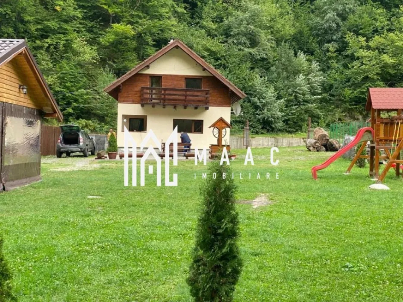 Investitie | Cabana | 5 camere | Balcon | 115 MPU | Raul Sadului - MAAC Imobiliare vă propune spre vânzare o cabană deosebită, situată în Poiana Râului Sadului, într-o zonă liniștită și pitorească, ideală atât pentru locuire, cât și pentru investiție. Proprietatea dispune de 5 dormitoare, living spațios, bucătărie complet utilată și 3 băi, oferind confortul necesar pentru familii numeroase sau pentru activități turistice. Cabana este deja în circuitul turistic, ceea ce reprezintă un avantaj semnificativ pentru viitorii proprietari. La exterior, imobilul beneficiază de un foișor generos, grătar, loc special amenajat pentru ceaun, precum și un loc de joacă pentru copii, elemente ideale pentru relaxare și activități în aer liber. Terenul aferent proprietății are 800 mp, este împrejmuit, oferind intimitate și spațiu verde bine definit. Sistemul de încălzire este pe lemne, prin șemineu cu tubulatură pentru aer cald, asigurând eficiență și un ambient plăcut în sezonul rece. Pentru mai multe detalii și programarea unei vizionări, vă invităm să contactați MAAC Imobiliare, specificând CP2850842 }}