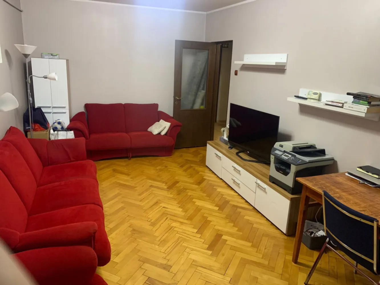 Apartament cu 3 camere în zona, mobilat si utilat - Piata Centrala - Oferim spre închiriere un apartament decomandat cu 3 camere, situat în zona centrală, lângă Piața Centrală. Cu o suprafață de 65 mp, acest apartament este ideal pentru cei care caută confort și acces facil la toate facilitățile orașului. Caracteristici principale: 3 camere decomandate Suprafață utilă de 65 mp Două balcoane pentru relaxare și aerisire Mobilat și utilat complet: TV, mașină de spălat vase, mașină de spălat rufe Dotări de confort: termopan, centrală termică, aer condiționat Locație: Lângă Colegiul Vasile Alecsandri Aproape de Piața Centrală Mijloace de transport în comun Magazine alimentare și alte facilități În apropiere de Facultatea de Educație Fizică și Sport Condiții: Chirie: 500 euro/lună Garanție: 500 euro Se închiriază cu contract ANAF pentru termen lung Comision agenție: 70% din prima lună de chirie Această ofertă este disponibilă în exclusivitate prin Mag Invest. Pentru vizionări și informații suplimentare, vă rugăm să contactați pe Liliana Ene la telefon: 0746.252.252. }}