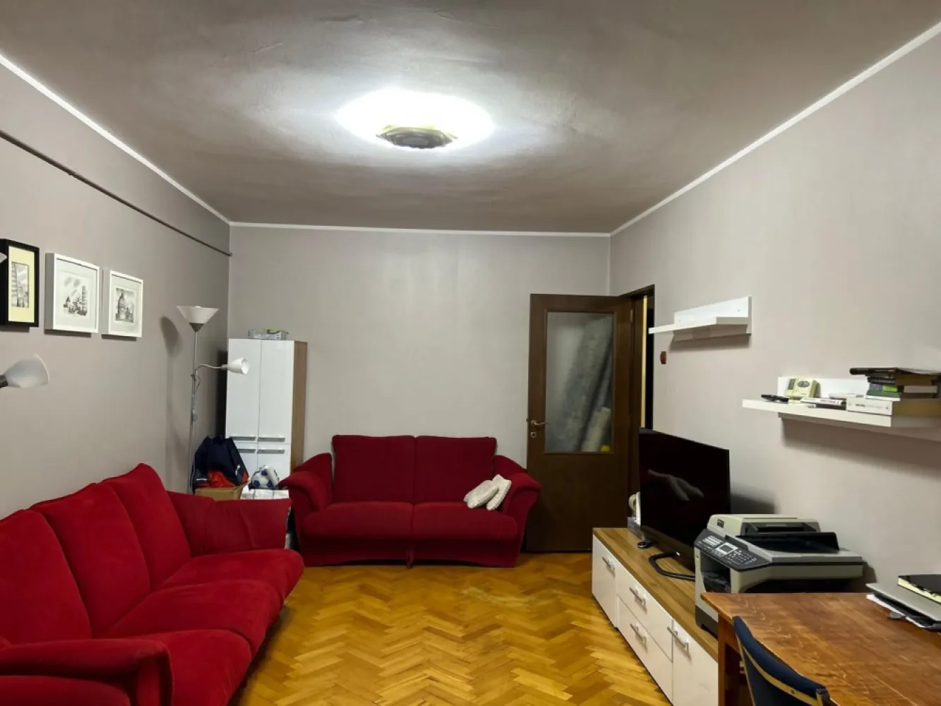 Apartament cu 3 camere în zona, mobilat si utilat - Piata Centrala - Oferim spre închiriere un apartament decomandat cu 3 camere, situat în zona centrală, lângă Piața Centrală. Cu o suprafață de 65 mp, acest apartament este ideal pentru cei care caută confort și acces facil la toate facilitățile orașului. Caracteristici principale: 3 camere decomandate Suprafață utilă de 65 mp Două balcoane pentru relaxare și aerisire Mobilat și utilat complet: TV, mașină de spălat vase, mașină de spălat rufe Dotări de confort: termopan, centrală termică, aer condiționat Locație: Lângă Colegiul Vasile Alecsandri Aproape de Piața Centrală Mijloace de transport în comun Magazine alimentare și alte facilități În apropiere de Facultatea de Educație Fizică și Sport Condiții: Chirie: 500 euro/lună Garanție: 500 euro Se închiriază cu contract ANAF pentru termen lung Comision agenție: 70% din prima lună de chirie Această ofertă este disponibilă în exclusivitate prin Mag Invest. Pentru vizionări și informații suplimentare, vă rugăm să contactați pe Liliana Ene la telefon: 0746.252.252. }}