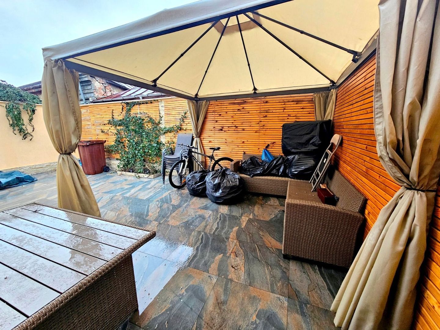 De vanzare - Casa 2 camere, renovata - singur in curte -Piata Centrala