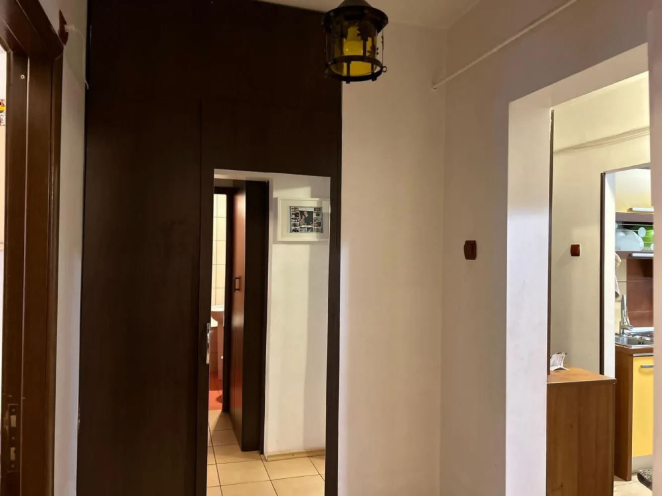 Apartament cu 3 camere în zona, mobilat si utilat - Piata Centrala - Oferim spre închiriere un apartament decomandat cu 3 camere, situat în zona centrală, lângă Piața Centrală. Cu o suprafață de 65 mp, acest apartament este ideal pentru cei care caută confort și acces facil la toate facilitățile orașului. Caracteristici principale: 3 camere decomandate Suprafață utilă de 65 mp Două balcoane pentru relaxare și aerisire Mobilat și utilat complet: TV, mașină de spălat vase, mașină de spălat rufe Dotări de confort: termopan, centrală termică, aer condiționat Locație: Lângă Colegiul Vasile Alecsandri Aproape de Piața Centrală Mijloace de transport în comun Magazine alimentare și alte facilități În apropiere de Facultatea de Educație Fizică și Sport Condiții: Chirie: 500 euro/lună Garanție: 500 euro Se închiriază cu contract ANAF pentru termen lung Comision agenție: 70% din prima lună de chirie Această ofertă este disponibilă în exclusivitate prin Mag Invest. Pentru vizionări și informații suplimentare, vă rugăm să contactați pe Liliana Ene la telefon: 0746.252.252. }}