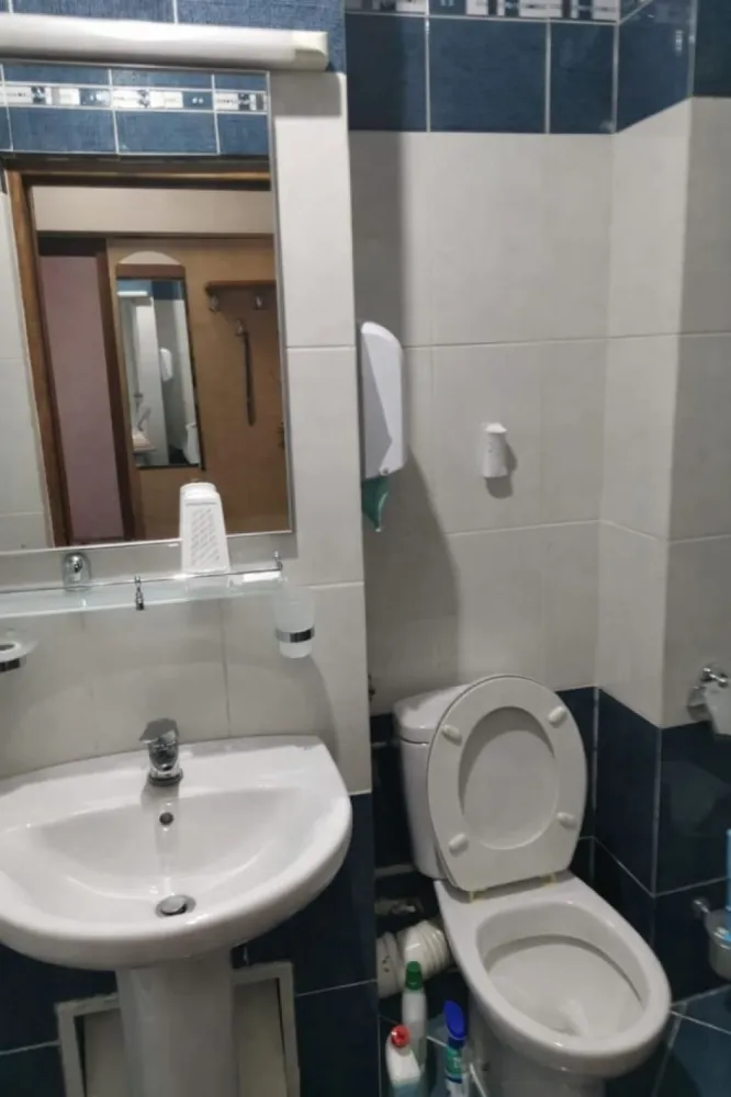 Apartament 1 camera, 53 mp, Faleza Dunarii – mobilat si utilat complet - Ofer spre inchiriere apartament cu 1 camera, spatios, cu suprafata de 53 mp, situat langa faleza Dunarii, intr-o zona foarte apreciata pentru liniste si acces rapid la puncte de interes. Apartamentul se afla la etajul 1 al unui bloc modern construit in 2009 si este complet mobilat si utilat, pregatit pentru mutare imediata. Compartimentarea este eficienta, oferind confort si functionalitate, fiind ideal pentru o persoana sau un cuplu. Pret chirie: 420 euro/luna Garantie: 420 euro Se adauga comisionul agentiei. Pentru detalii si vizionari: Ene Liliana – 0746252252 MAG Invest }}