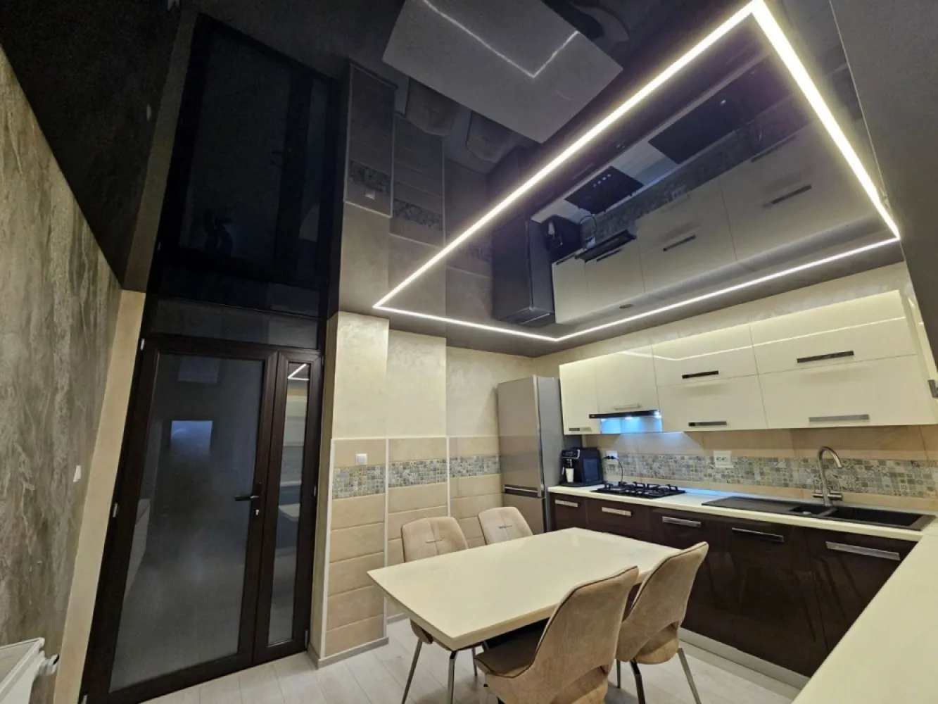 De vanzare - Casa 2 camere, renovata - singur in curte -Piata Centrala - Vând casă situată în zona Piata Centrală, Galați, ideală pentru cei care doresc o locuință confortabilă și accesibilă. Constructia, din cărămidă, a fost edificată în anul 1956 și a fost renovată integral, fiind gata de utilizare. Casa are o suprafață de aproximativ 46 mp, dispunând de 2 camere, baie și bucătărie, și este partial mobilată pentru confortul dumneavoastră. Aceasta beneficiază de acoperiș din tablă Lindab, feronerie din plastic, încălzire pe gaz, aer condiționat, precum și sisteme de securitate moderne, inclusiv jaluzele, monitorizare și alarmă. Terenul total are 90 mp, având curte pavată cu dale și gard din zidărie, oferind intimitate și spațiu de relaxare. Locuința se află într-o zonă cu acces facil datorită drumului asfaltat și este aproape de numeroase puncte de interes, precum: Muzeul de Artă Vizuală, Muzeul de Istorie, Parcul Eminescu, Restaurante: Chef Gigi Cookies, Hilton, Carrefour Market, stație de autobuz, gara, Colegiul Vasile Alecsandri, etc. Prețul propus pentru această proprietate este de 89.000 euro. Se percepe comision de tranzacționare. Pentru mai multe informații sau programări, vă rugăm să ne contactați la telefon 0740.949.871 – Marian Ene. Nu rata ocazia de a deveni proprietar al acestei case excelente în inima Galațiului! }}