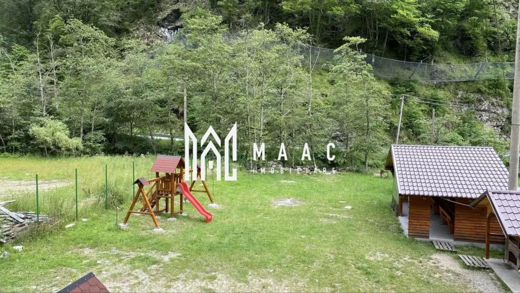 Investitie | Cabana | 5 camere | Balcon | 115 MPU | Raul Sadului - MAAC Imobiliare vă propune spre vânzare o cabană deosebită, situată în Poiana Râului Sadului, într-o zonă liniștită și pitorească, ideală atât pentru locuire, cât și pentru investiție. Proprietatea dispune de 5 dormitoare, living spațios, bucătărie complet utilată și 3 băi, oferind confortul necesar pentru familii numeroase sau pentru activități turistice. Cabana este deja în circuitul turistic, ceea ce reprezintă un avantaj semnificativ pentru viitorii proprietari. La exterior, imobilul beneficiază de un foișor generos, grătar, loc special amenajat pentru ceaun, precum și un loc de joacă pentru copii, elemente ideale pentru relaxare și activități în aer liber. Terenul aferent proprietății are 800 mp, este împrejmuit, oferind intimitate și spațiu verde bine definit. Sistemul de încălzire este pe lemne, prin șemineu cu tubulatură pentru aer cald, asigurând eficiență și un ambient plăcut în sezonul rece. Pentru mai multe detalii și programarea unei vizionări, vă invităm să contactați MAAC Imobiliare, specificând CP2850842 }}