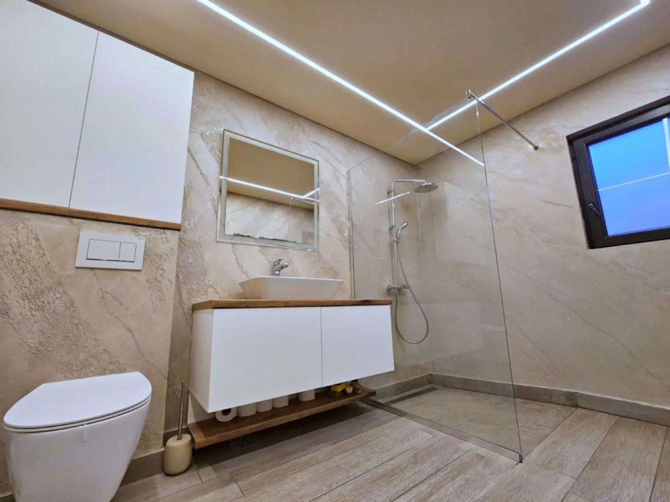 De vanzare - Casa 2 camere, renovata - singur in curte -Piata Centrala