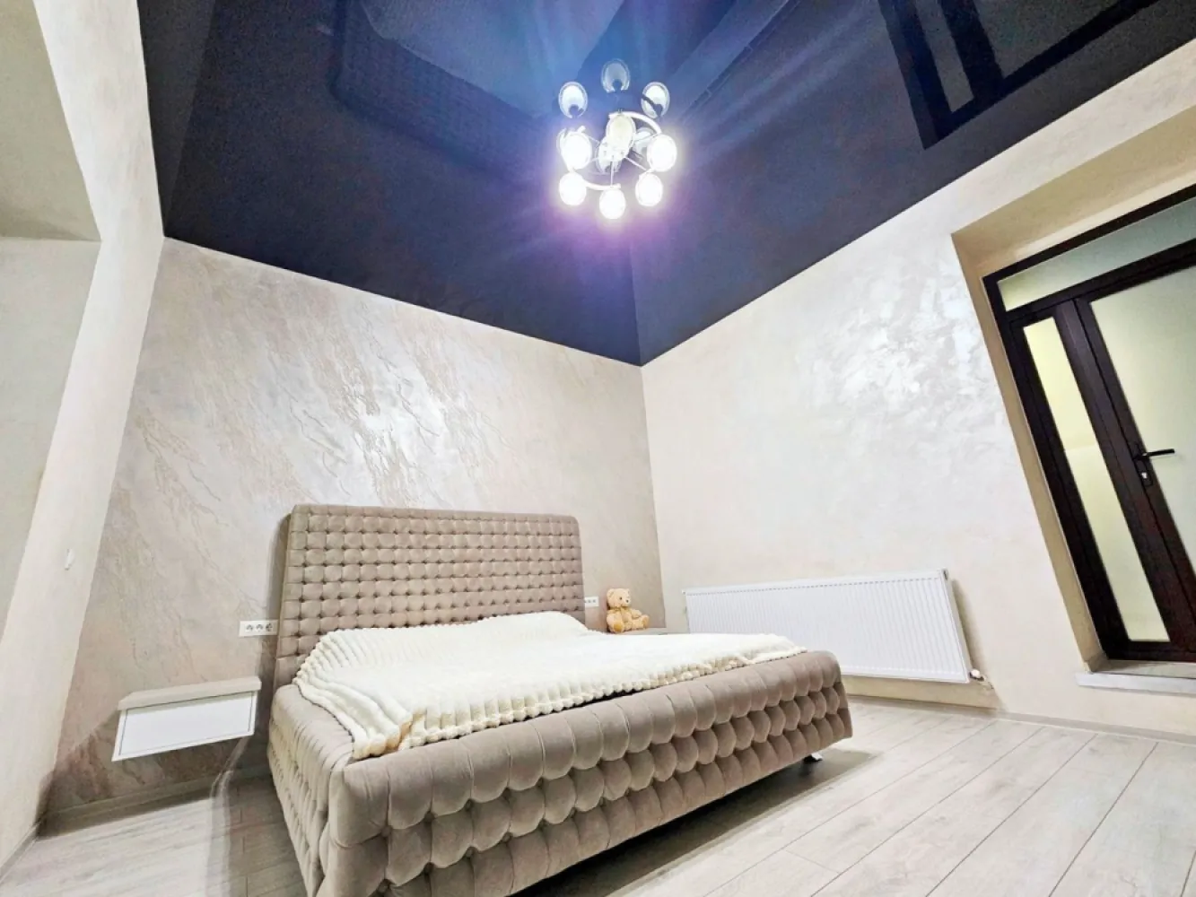 De vanzare - Casa 2 camere, renovata - singur in curte -Piata Centrala