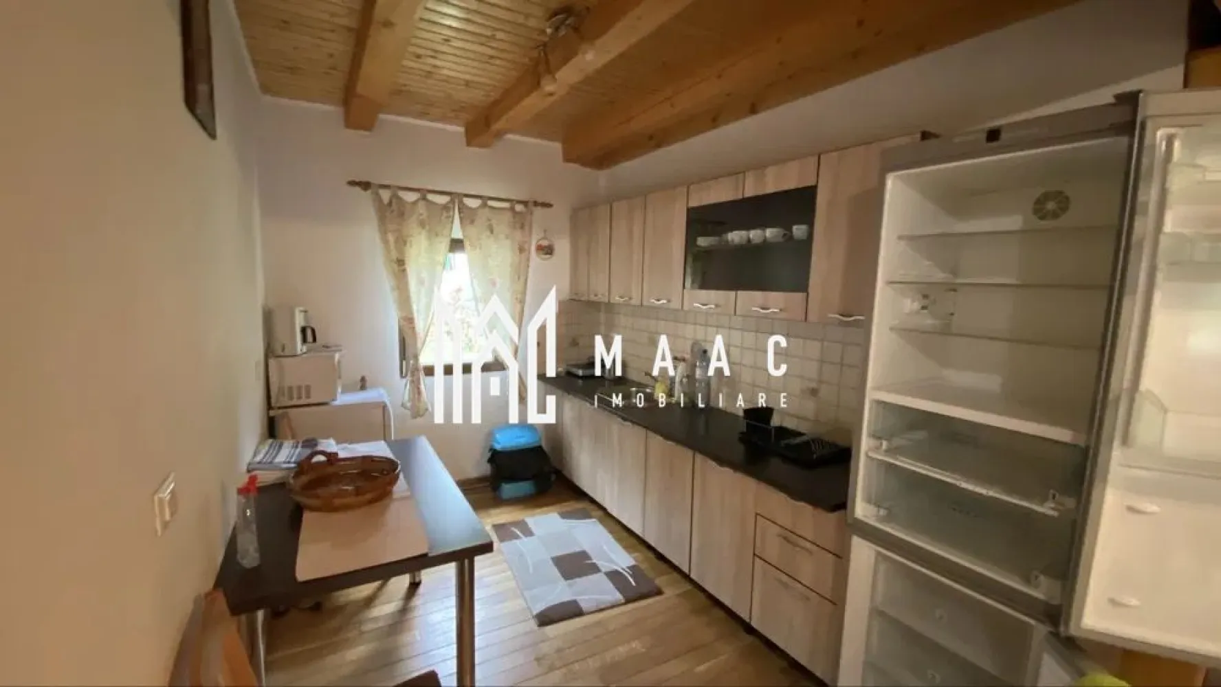 Investitie | Cabana | 5 camere | Balcon | 115 MPU | Raul Sadului - MAAC Imobiliare vă propune spre vânzare o cabană deosebită, situată în Poiana Râului Sadului, într-o zonă liniștită și pitorească, ideală atât pentru locuire, cât și pentru investiție. Proprietatea dispune de 5 dormitoare, living spațios, bucătărie complet utilată și 3 băi, oferind confortul necesar pentru familii numeroase sau pentru activități turistice. Cabana este deja în circuitul turistic, ceea ce reprezintă un avantaj semnificativ pentru viitorii proprietari. La exterior, imobilul beneficiază de un foișor generos, grătar, loc special amenajat pentru ceaun, precum și un loc de joacă pentru copii, elemente ideale pentru relaxare și activități în aer liber. Terenul aferent proprietății are 800 mp, este împrejmuit, oferind intimitate și spațiu verde bine definit. Sistemul de încălzire este pe lemne, prin șemineu cu tubulatură pentru aer cald, asigurând eficiență și un ambient plăcut în sezonul rece. Pentru mai multe detalii și programarea unei vizionări, vă invităm să contactați MAAC Imobiliare, specificând CP2850842 }}