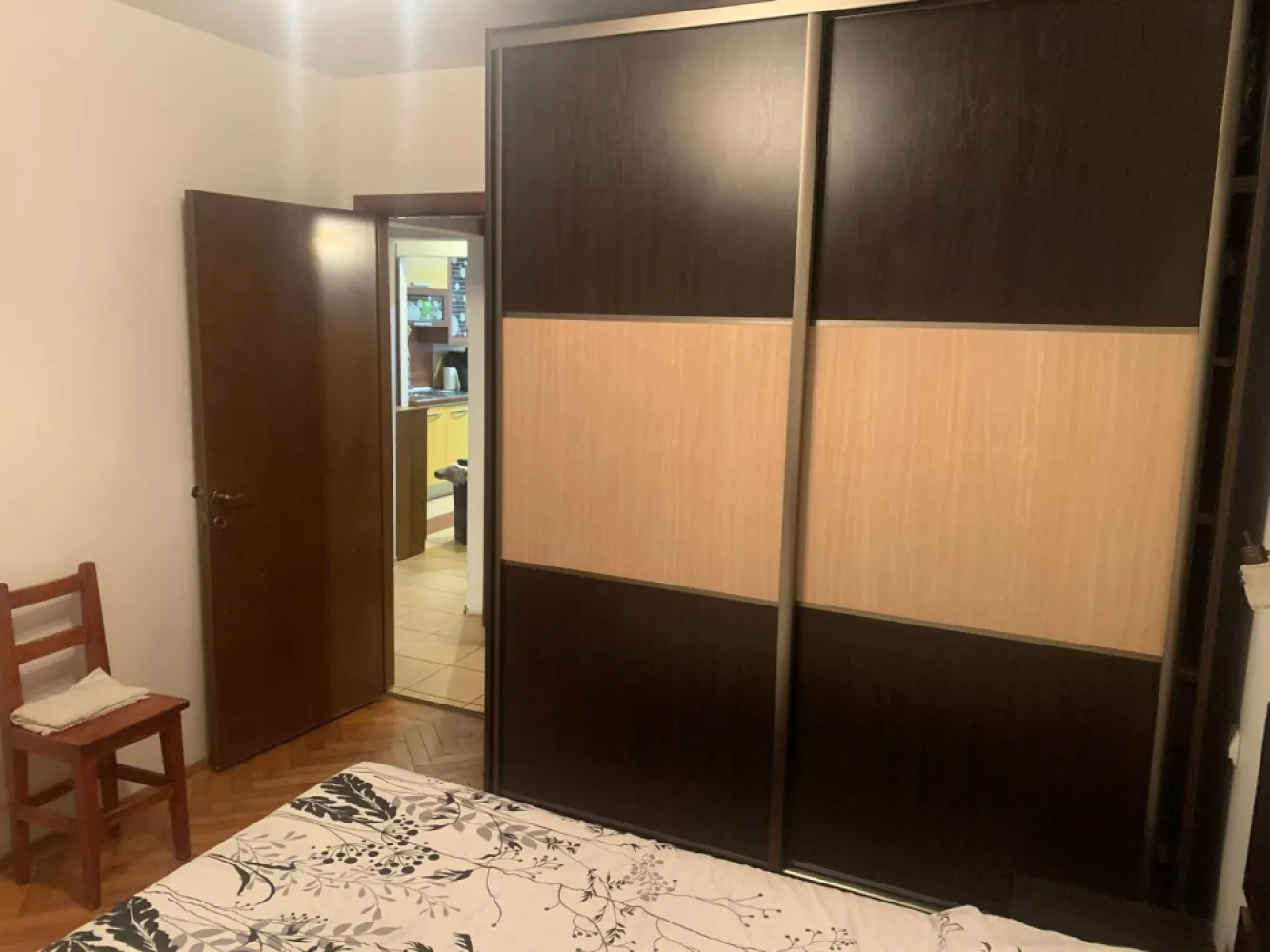 Apartament cu 3 camere în zona, mobilat si utilat - Piata Centrala