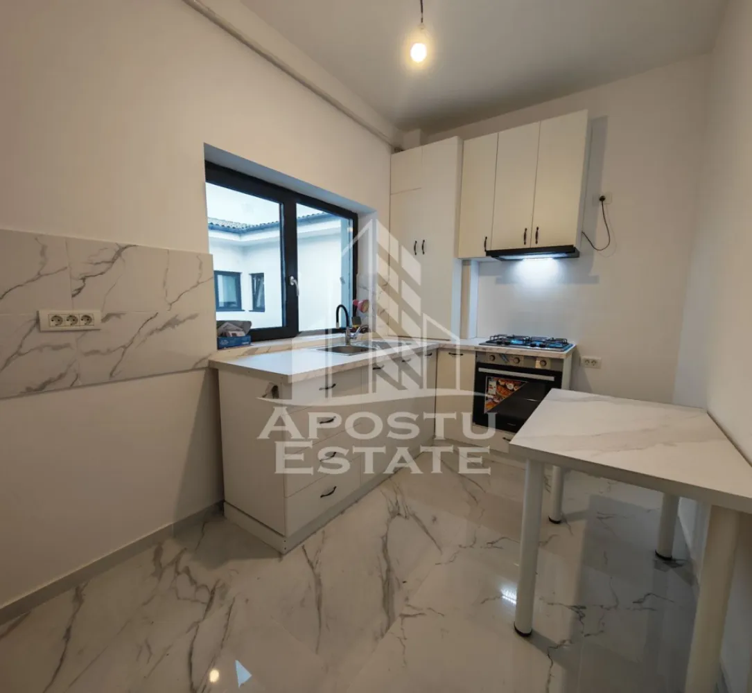 Apartament nou de vanzare, 2 camere, bucatarie inchisa, etaj intermediar, Giroc - Apostu Estate va ofera spre vanzare un apartament nou, cu 2 camere, decomandat, cu bucatarie inchisa, situat la etajul 1, etaj intermediar al unui imobil intabulat in anul 2025, in Timis, Giroc, zona Calea Urseni. Aproximativ 1 km distanta fata de Zone Cafe 2 si Mega Image Calea Urseni Timisoara. Acces facil la centura ocolitoare a orasului. Doar 300 m fata de prima statie a mijloacelor de transport in comun.

Imobil realizat din caramida Porotherm de 30 cm pe exterior, 25 cm zidurile pe interior si 11.5 zidurile de compartimentare la bai.
Izolatie de 10 cm EPS 80.
Acoperis din tigla.

Loc de parcare propriu inscris in cartea funciara.
Patru apartamente pe etaj. 
Regim de inaltime: P + 2 + M. 
Acoperis din tigla. 
Tamplarie PVC, geamuri tripan.

Confortul termic se realizeaza cu ajutorul centralei proprii pe gaz, incalzire in pardoseala.

Modele disponibile:
Parter - 84.900€
Etaj 2 - 87.000€
Etaj 3 - 86.000€

Apartamentul dispune de 53 mpu, plus un balcon de aproximativ 5 - 6 mp. 
Compartimentat astfel:
- hol de acces generos
- bucatarie inchisa, 8 mp
- living, 18.5 mp
- dormitor, 14 mp
- baie cu dus, rigola si toaleta suspendata cu rezervor incorporat, 5 mp
- balcon deschis 

Agentia imobiliara Apostu Estate va ofera consultanta bancara gratuita prin intermediul colaboratorilor nostri pentru alegerea celui mai potrivit tip de credit, astfel incat tu sa devi noul proprietar al acestui apartament.

Va asteptam cu drag la o vizionare!