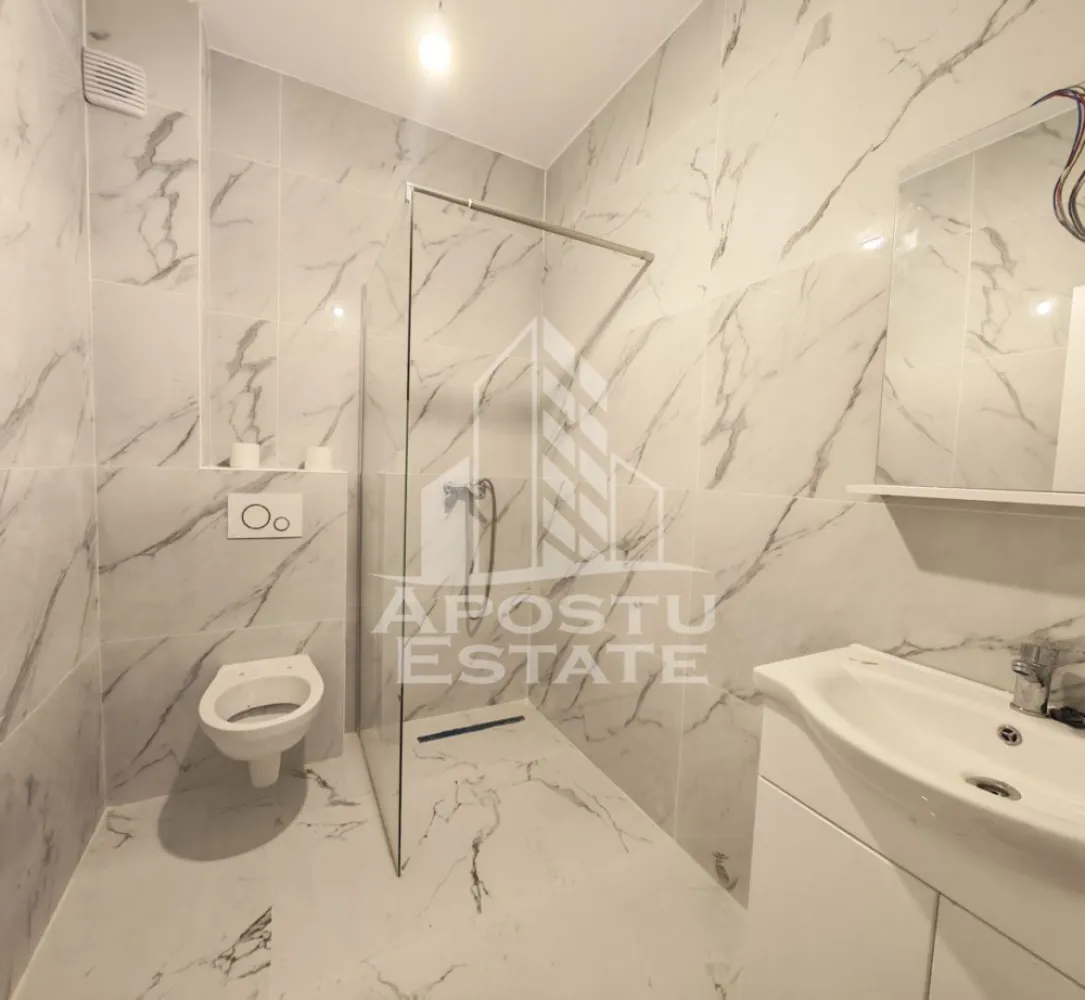Apartament nou de vanzare, 2 camere, bucatarie inchisa, etaj intermediar, Giroc - Apostu Estate va ofera spre vanzare un apartament nou, cu 2 camere, decomandat, cu bucatarie inchisa, situat la etajul 1, etaj intermediar al unui imobil intabulat in anul 2025, in Timis, Giroc, zona Calea Urseni. Aproximativ 1 km distanta fata de Zone Cafe 2 si Mega Image Calea Urseni Timisoara. Acces facil la centura ocolitoare a orasului. Doar 300 m fata de prima statie a mijloacelor de transport in comun.

Imobil realizat din caramida Porotherm de 30 cm pe exterior, 25 cm zidurile pe interior si 11.5 zidurile de compartimentare la bai.
Izolatie de 10 cm EPS 80.
Acoperis din tigla.

Loc de parcare propriu inscris in cartea funciara.
Patru apartamente pe etaj. 
Regim de inaltime: P + 2 + M. 
Acoperis din tigla. 
Tamplarie PVC, geamuri tripan.

Confortul termic se realizeaza cu ajutorul centralei proprii pe gaz, incalzire in pardoseala.

Modele disponibile:
Parter - 84.900€
Etaj 2 - 87.000€
Etaj 3 - 86.000€

Apartamentul dispune de 53 mpu, plus un balcon de aproximativ 5 - 6 mp. 
Compartimentat astfel:
- hol de acces generos
- bucatarie inchisa, 8 mp
- living, 18.5 mp
- dormitor, 14 mp
- baie cu dus, rigola si toaleta suspendata cu rezervor incorporat, 5 mp
- balcon deschis 

Agentia imobiliara Apostu Estate va ofera consultanta bancara gratuita prin intermediul colaboratorilor nostri pentru alegerea celui mai potrivit tip de credit, astfel incat tu sa devi noul proprietar al acestui apartament.

Va asteptam cu drag la o vizionare!