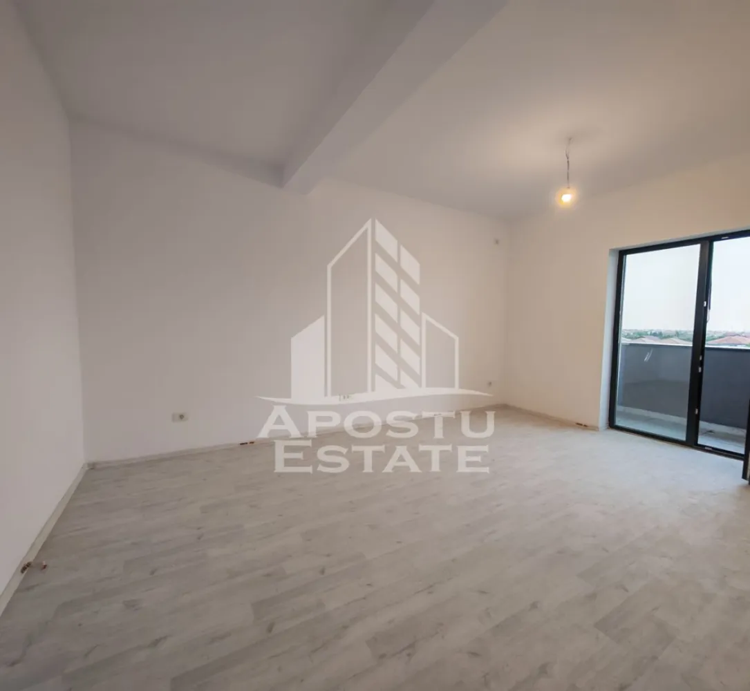 Apartament nou de vanzare, 2 camere, bucatarie inchisa, etaj intermediar, Giroc - Apostu Estate va ofera spre vanzare un apartament nou, cu 2 camere, decomandat, cu bucatarie inchisa, situat la etajul 1, etaj intermediar al unui imobil intabulat in anul 2025, in Timis, Giroc, zona Calea Urseni. Aproximativ 1 km distanta fata de Zone Cafe 2 si Mega Image Calea Urseni Timisoara. Acces facil la centura ocolitoare a orasului. Doar 300 m fata de prima statie a mijloacelor de transport in comun.

Imobil realizat din caramida Porotherm de 30 cm pe exterior, 25 cm zidurile pe interior si 11.5 zidurile de compartimentare la bai.
Izolatie de 10 cm EPS 80.
Acoperis din tigla.

Loc de parcare propriu inscris in cartea funciara.
Patru apartamente pe etaj. 
Regim de inaltime: P + 2 + M. 
Acoperis din tigla. 
Tamplarie PVC, geamuri tripan.

Confortul termic se realizeaza cu ajutorul centralei proprii pe gaz, incalzire in pardoseala.

Modele disponibile:
Parter - 84.900€
Etaj 2 - 87.000€
Etaj 3 - 86.000€

Apartamentul dispune de 53 mpu, plus un balcon de aproximativ 5 - 6 mp. 
Compartimentat astfel:
- hol de acces generos
- bucatarie inchisa, 8 mp
- living, 18.5 mp
- dormitor, 14 mp
- baie cu dus, rigola si toaleta suspendata cu rezervor incorporat, 5 mp
- balcon deschis 

Agentia imobiliara Apostu Estate va ofera consultanta bancara gratuita prin intermediul colaboratorilor nostri pentru alegerea celui mai potrivit tip de credit, astfel incat tu sa devi noul proprietar al acestui apartament.

Va asteptam cu drag la o vizionare!