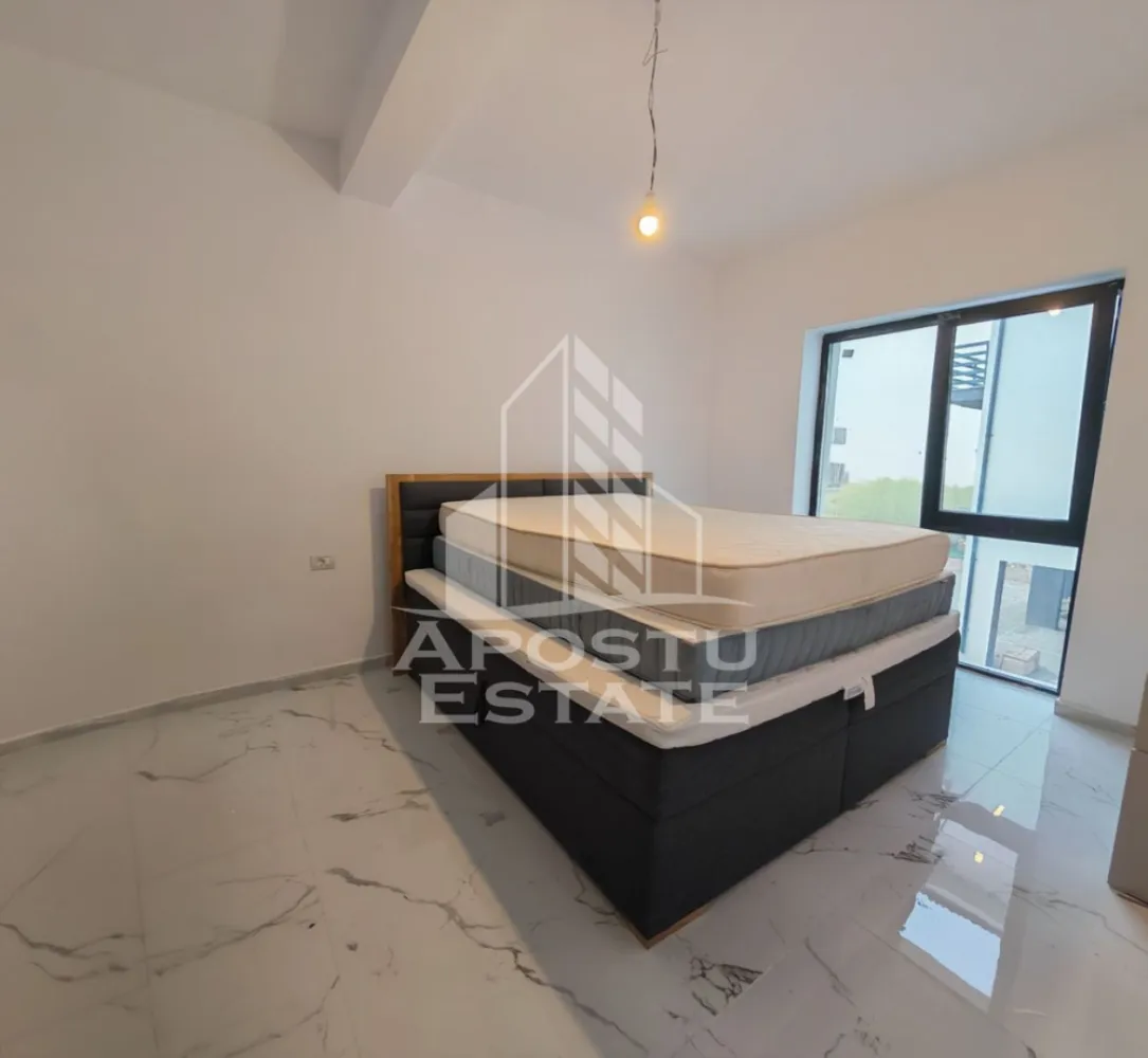 Apartament nou de vanzare, 2 camere, bucatarie inchisa, parter, Giroc - Apostu Estate va ofera spre vanzare un apartament nou, cu 2 camere, decomandat, cu bucatarie inchisa, situat la etajul 3 al unui imobil intabulat in anul 2025, in Timis, Giroc, zona Calea Urseni. Aproximativ 1 km distanta fata de Zone Cafe 2 si Mega Image Calea Urseni Timisoara. Acces facil la centura ocolitoare a orasului. Doar 300 m fata de prima statie a mijloacelor de transport in comun.

Imobil realizat din caramida Porotherm de 30 cm pe exterior, 25 cm zidurile pe interior si 11.5 zidurile de compartimentare la bai.
Izolatie de 10 cm EPS 80.
Acoperis din tigla.

Loc de parcare propriu inscris in cartea funciara.
Patru apartamente pe etaj. 
Regim de inaltime: P + 2 + M. 
Acoperis din tigla. 
Tamplarie PVC, geamuri tripan.

Confortul termic se realizeaza cu ajutorul centralei proprii pe gaz, incalzire in pardoseala.

Apartamentul dispune de 53 mpu, plus un balcon de aproximativ 5 - 6 mp. 
Compartimentat astfel:
- hol de acces generos
- bucatarie inchisa, 8 mp
- living, 18.5 mp
- dormitor, 14 mp
- baie cu dus, rigola si toaleta suspendata cu rezervor incorporat, 5 mp
- balcon deschis 

Agentia imobiliara Apostu Estate va ofera consultanta bancara gratuita prin intermediul colaboratorilor nostri pentru alegerea celui mai potrivit tip de credit, astfel incat tu sa devi noul proprietar al acestui apartament.

Va asteptam cu drag la o vizionare!