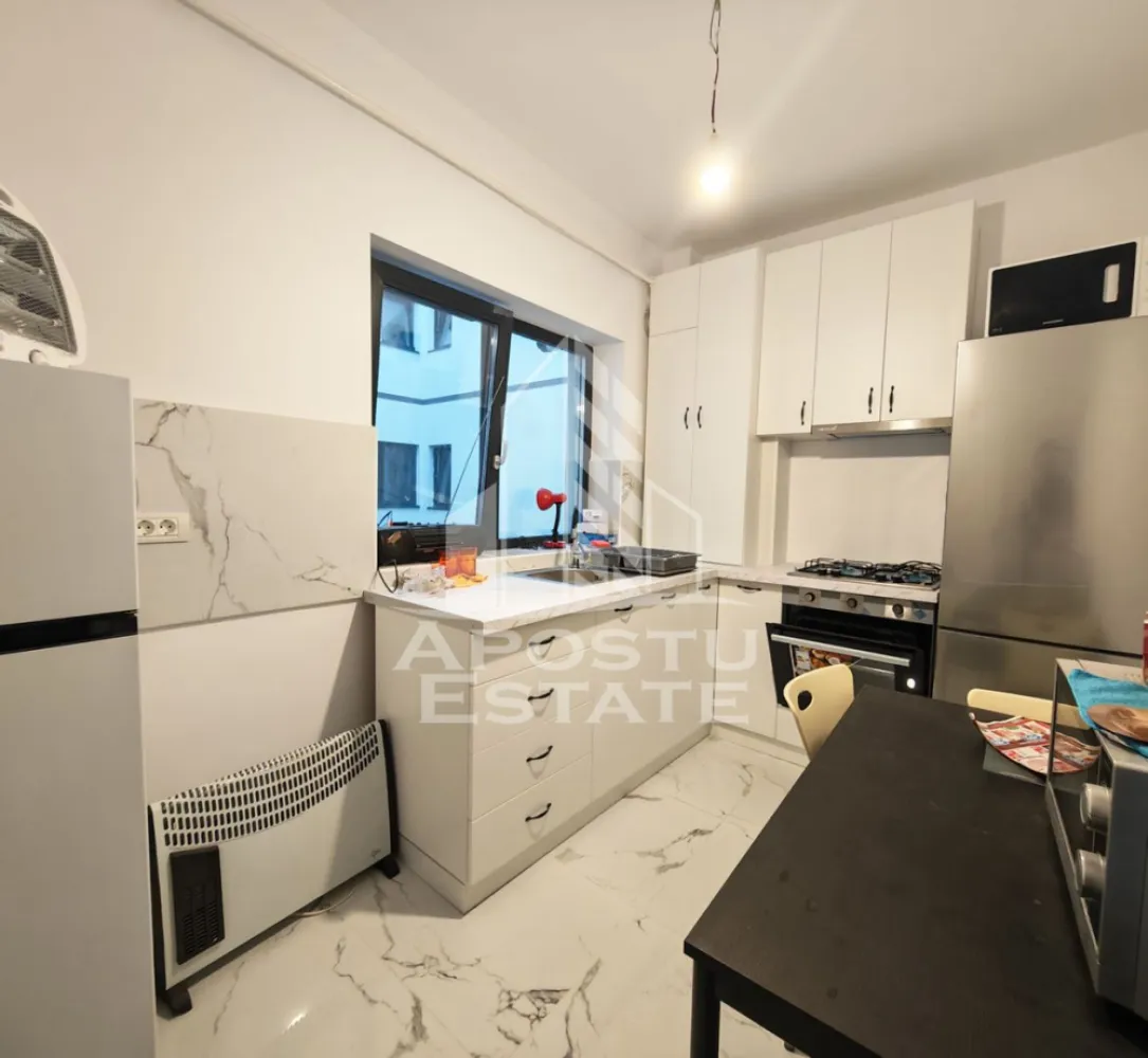 Apartament nou de vanzare, 2 camere, bucatarie inchisa, parter, Giroc - Apostu Estate va ofera spre vanzare un apartament nou, cu 2 camere, decomandat, cu bucatarie inchisa, situat la etajul 3 al unui imobil intabulat in anul 2025, in Timis, Giroc, zona Calea Urseni. Aproximativ 1 km distanta fata de Zone Cafe 2 si Mega Image Calea Urseni Timisoara. Acces facil la centura ocolitoare a orasului. Doar 300 m fata de prima statie a mijloacelor de transport in comun.

Imobil realizat din caramida Porotherm de 30 cm pe exterior, 25 cm zidurile pe interior si 11.5 zidurile de compartimentare la bai.
Izolatie de 10 cm EPS 80.
Acoperis din tigla.

Loc de parcare propriu inscris in cartea funciara.
Patru apartamente pe etaj. 
Regim de inaltime: P + 2 + M. 
Acoperis din tigla. 
Tamplarie PVC, geamuri tripan.

Confortul termic se realizeaza cu ajutorul centralei proprii pe gaz, incalzire in pardoseala.

Apartamentul dispune de 53 mpu, plus un balcon de aproximativ 5 - 6 mp. 
Compartimentat astfel:
- hol de acces generos
- bucatarie inchisa, 8 mp
- living, 18.5 mp
- dormitor, 14 mp
- baie cu dus, rigola si toaleta suspendata cu rezervor incorporat, 5 mp
- balcon deschis 

Agentia imobiliara Apostu Estate va ofera consultanta bancara gratuita prin intermediul colaboratorilor nostri pentru alegerea celui mai potrivit tip de credit, astfel incat tu sa devi noul proprietar al acestui apartament.

Va asteptam cu drag la o vizionare!
