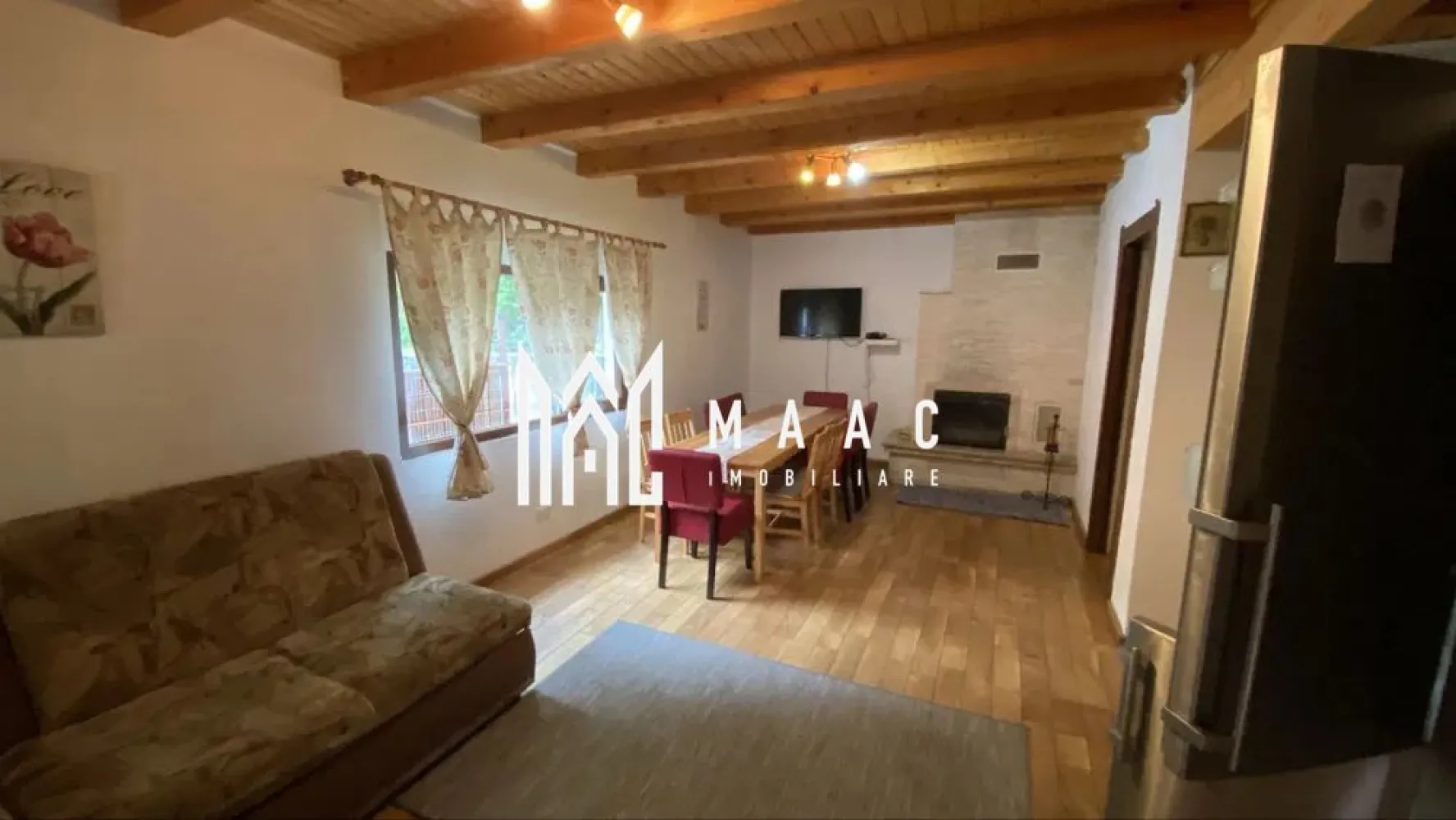 Investitie | Cabana | 5 camere | Balcon | 115 MPU | Raul Sadului - MAAC Imobiliare vă propune spre vânzare o cabană deosebită, situată în Poiana Râului Sadului, într-o zonă liniștită și pitorească, ideală atât pentru locuire, cât și pentru investiție. Proprietatea dispune de 5 dormitoare, living spațios, bucătărie complet utilată și 3 băi, oferind confortul necesar pentru familii numeroase sau pentru activități turistice. Cabana este deja în circuitul turistic, ceea ce reprezintă un avantaj semnificativ pentru viitorii proprietari. La exterior, imobilul beneficiază de un foișor generos, grătar, loc special amenajat pentru ceaun, precum și un loc de joacă pentru copii, elemente ideale pentru relaxare și activități în aer liber. Terenul aferent proprietății are 800 mp, este împrejmuit, oferind intimitate și spațiu verde bine definit. Sistemul de încălzire este pe lemne, prin șemineu cu tubulatură pentru aer cald, asigurând eficiență și un ambient plăcut în sezonul rece. Pentru mai multe detalii și programarea unei vizionări, vă invităm să contactați MAAC Imobiliare, specificând CP2850842 }}