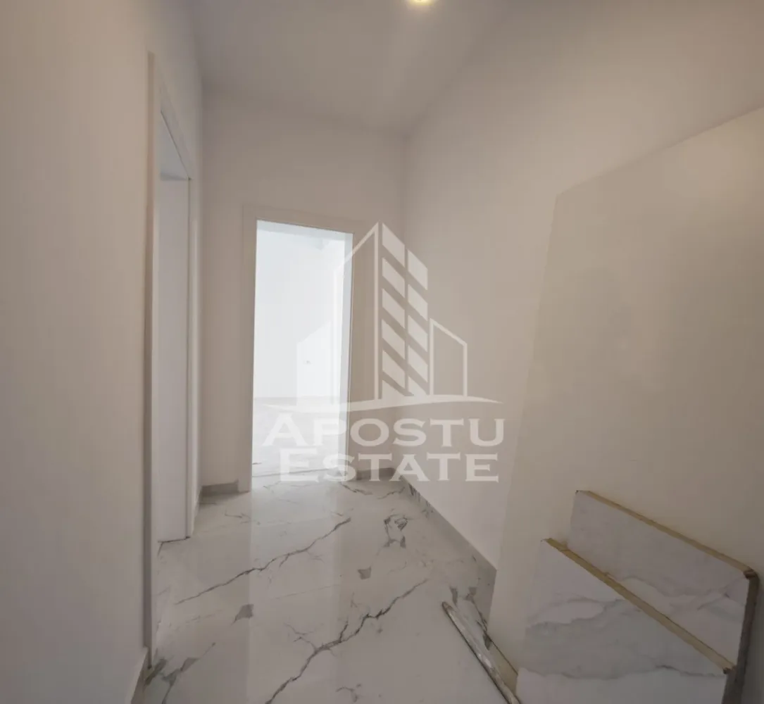 Apartament nou de vanzare, 2 camere, bucatarie inchisa, etaj intermediar, Giroc - Apostu Estate va ofera spre vanzare un apartament nou, cu 2 camere, decomandat, cu bucatarie inchisa, situat la etajul 1, etaj intermediar al unui imobil intabulat in anul 2025, in Timis, Giroc, zona Calea Urseni. Aproximativ 1 km distanta fata de Zone Cafe 2 si Mega Image Calea Urseni Timisoara. Acces facil la centura ocolitoare a orasului. Doar 300 m fata de prima statie a mijloacelor de transport in comun.

Imobil realizat din caramida Porotherm de 30 cm pe exterior, 25 cm zidurile pe interior si 11.5 zidurile de compartimentare la bai.
Izolatie de 10 cm EPS 80.
Acoperis din tigla.

Loc de parcare propriu inscris in cartea funciara.
Patru apartamente pe etaj. 
Regim de inaltime: P + 2 + M. 
Acoperis din tigla. 
Tamplarie PVC, geamuri tripan.

Confortul termic se realizeaza cu ajutorul centralei proprii pe gaz, incalzire in pardoseala.

Modele disponibile:
Parter - 84.900€
Etaj 2 - 87.000€
Etaj 3 - 86.000€

Apartamentul dispune de 53 mpu, plus un balcon de aproximativ 5 - 6 mp. 
Compartimentat astfel:
- hol de acces generos
- bucatarie inchisa, 8 mp
- living, 18.5 mp
- dormitor, 14 mp
- baie cu dus, rigola si toaleta suspendata cu rezervor incorporat, 5 mp
- balcon deschis 

Agentia imobiliara Apostu Estate va ofera consultanta bancara gratuita prin intermediul colaboratorilor nostri pentru alegerea celui mai potrivit tip de credit, astfel incat tu sa devi noul proprietar al acestui apartament.

Va asteptam cu drag la o vizionare!