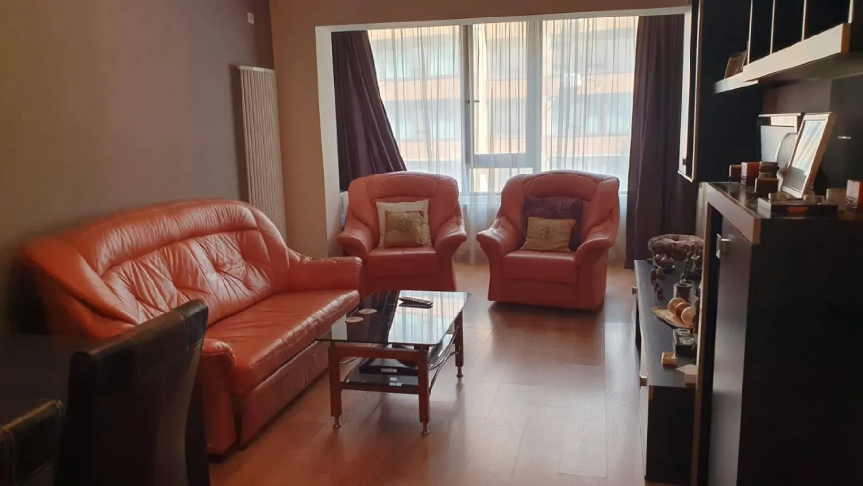 De vanzare – Apartament 3 camere | Complex Vega, Strada Tecuci, Galati - Va propunem spre vanzare un apartament spatios cu 3 camere, situat in Complexul Vega, una dintre cele mai apreciate zone rezidentiale din Galati. Proprietatea se afla la etajul 1 din 8 al unui imobil solid, construit in 2009, dotat cu lift si acces securizat. Apartamentul are o suprafata generoasa de 100 mp, fiind compartimentat eficient, cu camere luminoase si bine proportionate. Se vinde complet mobilat si utilat, fiind pregatit pentru mutare imediata. Finisajele sunt moderne, iar mobilierul este de calitate, oferind un nivel ridicat de confort. Locuinta este ideala atat pentru o familie, cat si ca investitie sigura pentru inchiriere, datorita amplasarii excelente si cererii ridicate din zona. In imediata apropiere se regasesc supermarketuri, scoli, mijloace de transport in comun si alte puncte de interes. Pret: 155.000 euro (negociabil) Contact: Ene Liliana – 0746 252 252 Agentie: MAG Invest }}