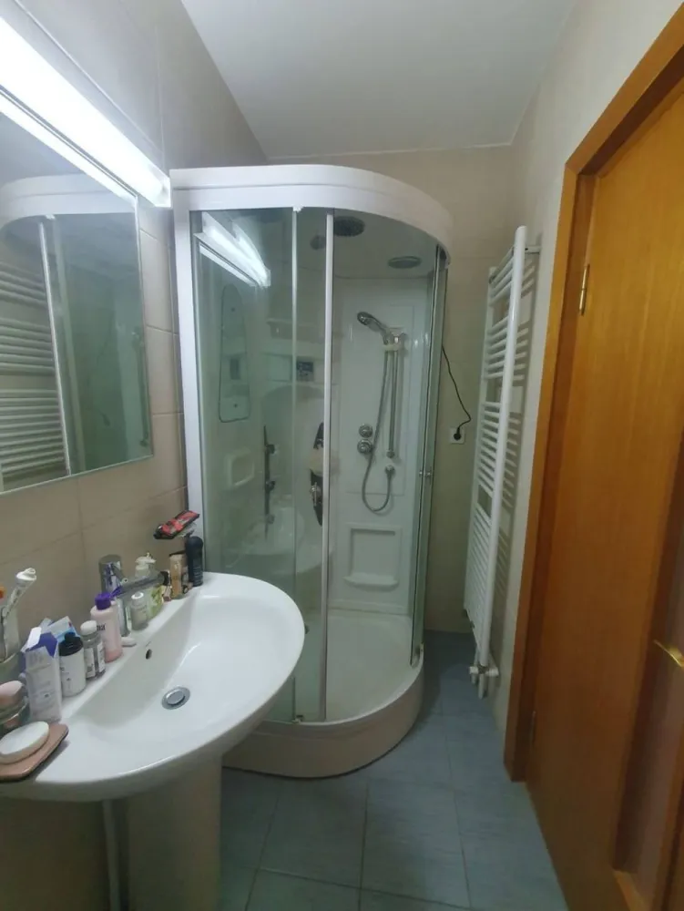 De vanzare – Apartament 3 camere | Complex Vega, Strada Tecuci, Galati - Va propunem spre vanzare un apartament spatios cu 3 camere, situat in Complexul Vega, una dintre cele mai apreciate zone rezidentiale din Galati. Proprietatea se afla la etajul 1 din 8 al unui imobil solid, construit in 2009, dotat cu lift si acces securizat. Apartamentul are o suprafata generoasa de 100 mp, fiind compartimentat eficient, cu camere luminoase si bine proportionate. Se vinde complet mobilat si utilat, fiind pregatit pentru mutare imediata. Finisajele sunt moderne, iar mobilierul este de calitate, oferind un nivel ridicat de confort. Locuinta este ideala atat pentru o familie, cat si ca investitie sigura pentru inchiriere, datorita amplasarii excelente si cererii ridicate din zona. In imediata apropiere se regasesc supermarketuri, scoli, mijloace de transport in comun si alte puncte de interes. Pret: 155.000 euro (negociabil) Contact: Ene Liliana – 0746 252 252 Agentie: MAG Invest }}