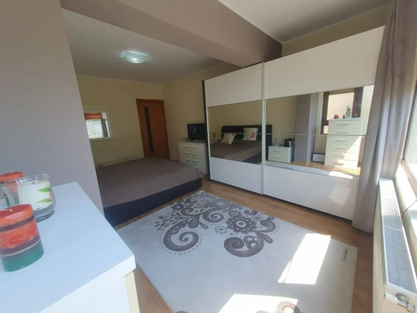 De vanzare – Apartament 3 camere | Complex Vega, Strada Tecuci, Galati - Va propunem spre vanzare un apartament spatios cu 3 camere, situat in Complexul Vega, una dintre cele mai apreciate zone rezidentiale din Galati. Proprietatea se afla la etajul 1 din 8 al unui imobil solid, construit in 2009, dotat cu lift si acces securizat. Apartamentul are o suprafata generoasa de 100 mp, fiind compartimentat eficient, cu camere luminoase si bine proportionate. Se vinde complet mobilat si utilat, fiind pregatit pentru mutare imediata. Finisajele sunt moderne, iar mobilierul este de calitate, oferind un nivel ridicat de confort. Locuinta este ideala atat pentru o familie, cat si ca investitie sigura pentru inchiriere, datorita amplasarii excelente si cererii ridicate din zona. In imediata apropiere se regasesc supermarketuri, scoli, mijloace de transport in comun si alte puncte de interes. Pret: 155.000 euro (negociabil) Contact: Ene Liliana – 0746 252 252 Agentie: MAG Invest }}