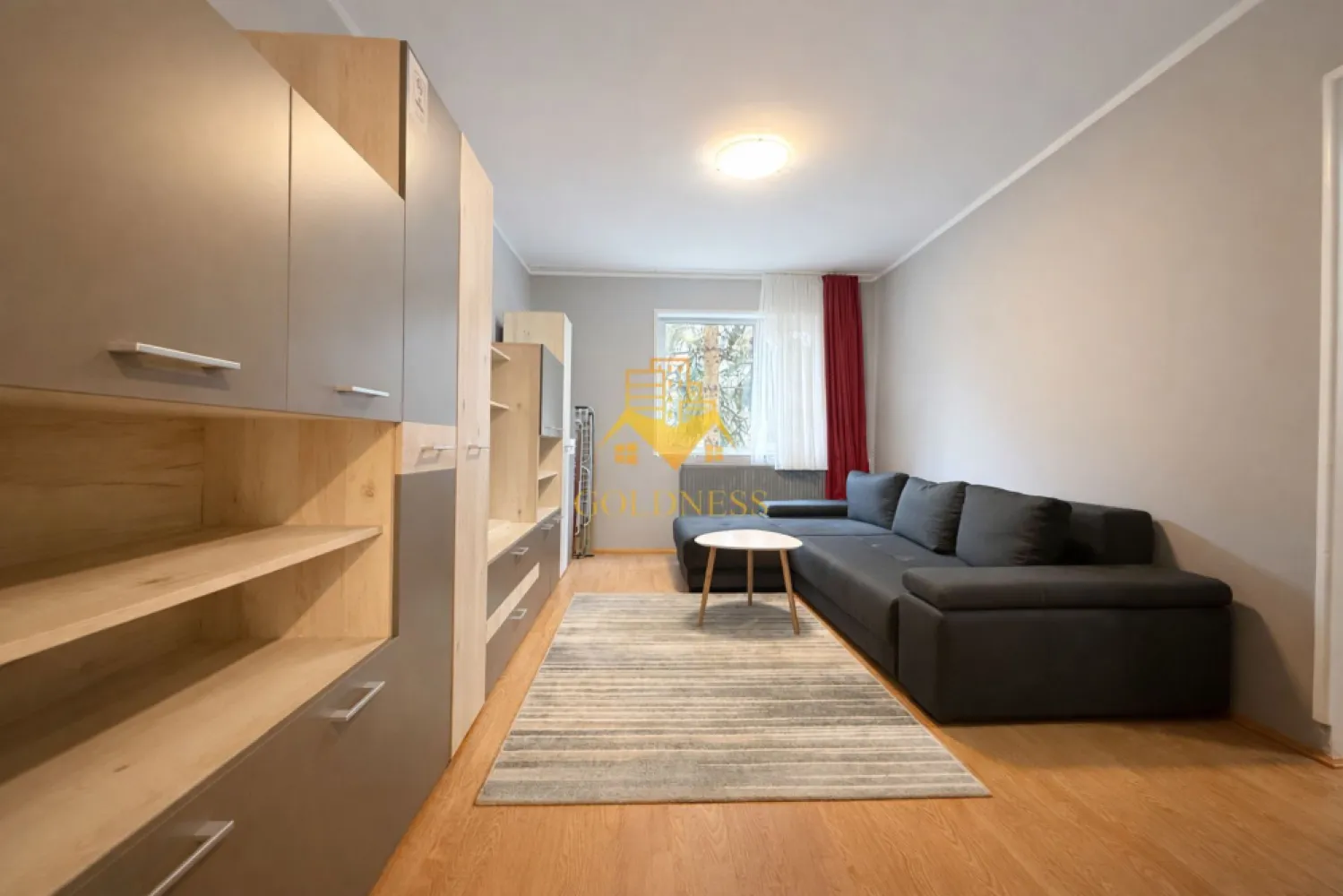 2 Camere decomandate, Manastur, Garbau, Bucium, Vivo, Parcare - GOLDNESS Imobiliare vă propune spre închiriere un apartament cu 2 camere complet mobilat și utilat, la etajul 1 într-un imobil de 4 etaje, în cartierul Manastur. Apartamentul este compartimentat astfel: Apartamentul dispune de loc de parcare contra cost 20E luna! - dormitor cu pat matrimonial, dressing, noptiere - living complet utilat, canapea extensibla, loc de servit masa, TV - bucatarie separata, loc de servit masa - baie cu cada, calorifer port prosop inox și dulap pentru depozitare. Imobilul este dotat cu toate cele necesare- centrală proprie, mașină de spălat haine, frigider, plită electrică, hotă, TV, etc. Se află în apropierea stațiilor de transport în comun, magazine, restaurante, spații verzi, farmacii, etc. Dacă sunteți interesați de acest apartament și doriți să îl vizionați, dar și pentru alte oferte sau detalii nu ezitați să ne contactați telefonic sau prin e-mail - goldnessimobiliare@gmail.com. Vă stăm la dispoziție! Pentru intermediere se percepe un comision de 50% din prețul chiriei! }}