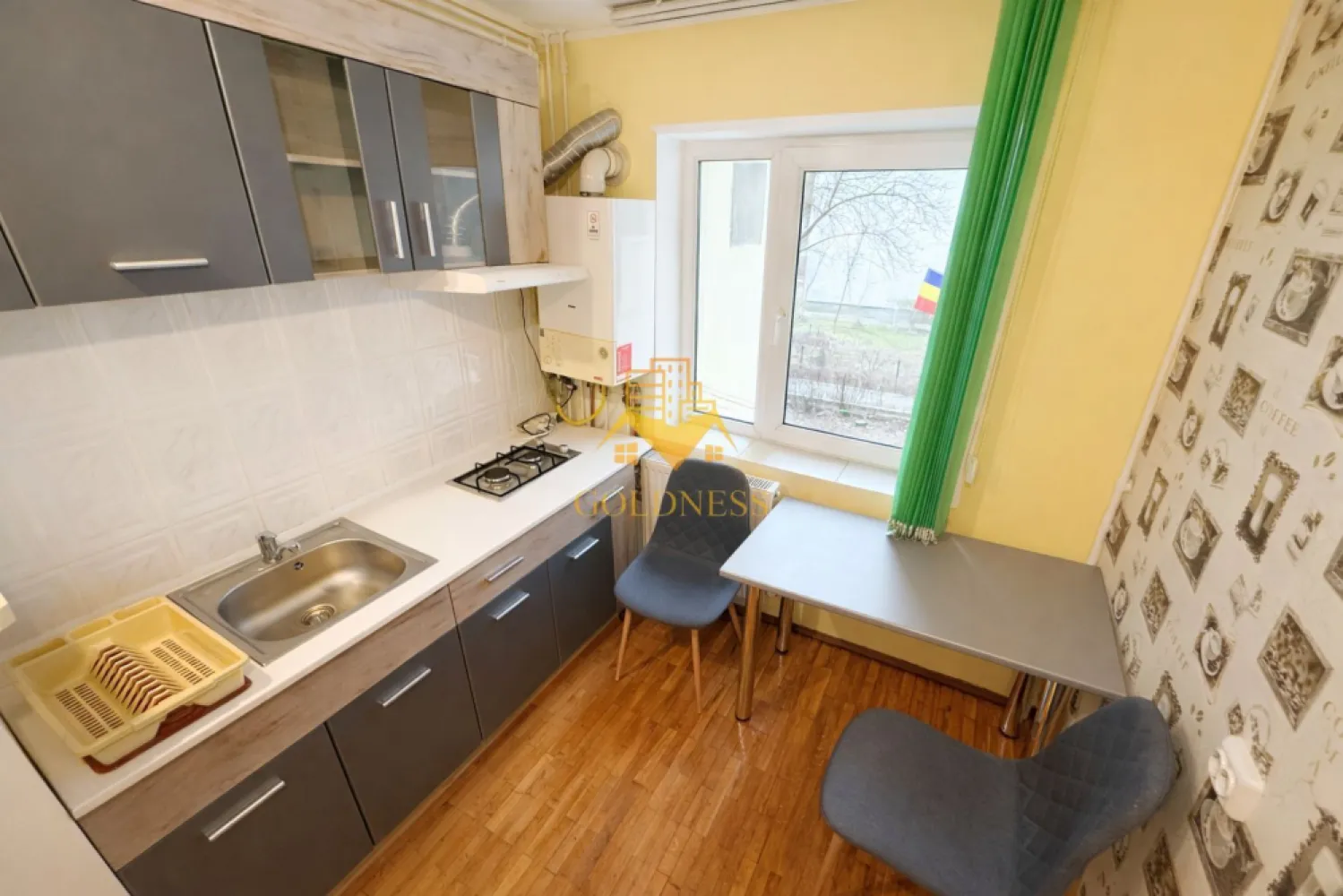 2 Camere decomandate, Manastur, Garbau, Bucium, Vivo, Parcare - GOLDNESS Imobiliare vă propune spre închiriere un apartament cu 2 camere complet mobilat și utilat, la etajul 1 într-un imobil de 4 etaje, în cartierul Manastur. Apartamentul este compartimentat astfel: Apartamentul dispune de loc de parcare contra cost 20E luna! - dormitor cu pat matrimonial, dressing, noptiere - living complet utilat, canapea extensibla, loc de servit masa, TV - bucatarie separata, loc de servit masa - baie cu cada, calorifer port prosop inox și dulap pentru depozitare. Imobilul este dotat cu toate cele necesare- centrală proprie, mașină de spălat haine, frigider, plită electrică, hotă, TV, etc. Se află în apropierea stațiilor de transport în comun, magazine, restaurante, spații verzi, farmacii, etc. Dacă sunteți interesați de acest apartament și doriți să îl vizionați, dar și pentru alte oferte sau detalii nu ezitați să ne contactați telefonic sau prin e-mail - goldnessimobiliare@gmail.com. Vă stăm la dispoziție! Pentru intermediere se percepe un comision de 50% din prețul chiriei! }}