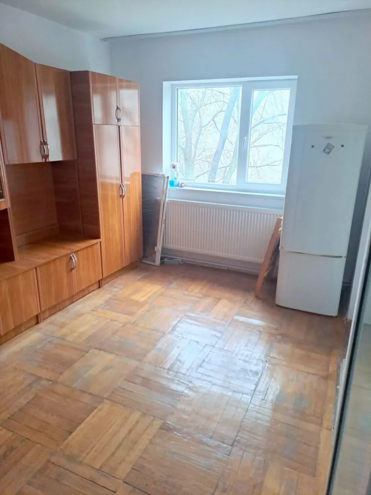 Apartament cu o camera de inchiriat – Micro 38, etaj intermediar - Se închiriază apartament cu o cameră, cu suprafața de 21 mp, situat la etaj intermediar într-un imobil din cartierul Micro 38, într-o zonă liniștită și convenabilă, aproape de piață și magazine alimentare. Dotări și caracteristici: Centrală termică proprie pentru confort termic Gresie și faianță în baie și bucătărie Parchet clasic din lemn masiv pentru eleganță și durabilitate Geamuri termopan atât interior, cât și exterior pentru izolare termică și fonică Ușă metalică de siguranță Cabina de duș Apartamentul este ideal pentru o persoană sau cuplu, destinat închirierii pe termen lung. Chirie lunară: 1000 RON Garanție: 1000 RON (se plătește la semnarea contractului) Comisionul agentiei: 650 RON Pentru mai multe detalii sau pentru programarea unei vizionări, vă rugăm să ne contactați. Liliana Ene, consilier imobiliar Mag Invest - 0746.252.252 }}